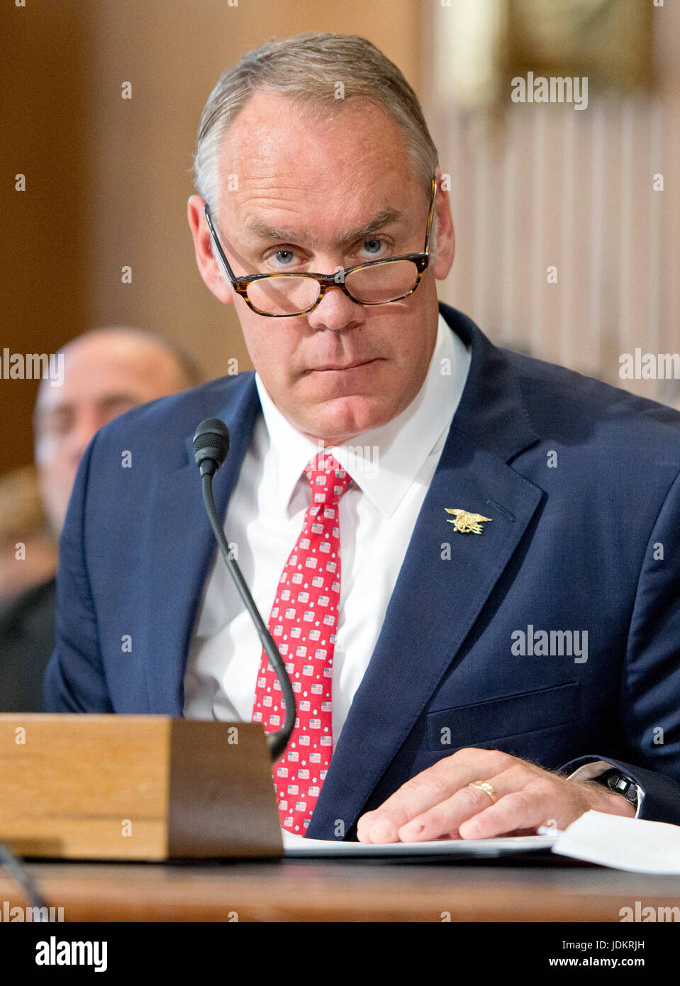 Washington, USA. 20. Juni 2017. Vereinigte Staaten Minister fuer dem inneren Ryan Zinke erscheint vor dem United States Senate Committee on Energie und Ressourcen auf dem Präsidenten Haushaltsantrag für das Departement des Innern Geschäftsjahr bis 2018 auf dem Capitol Hill in Washington, DC am Dienstag, 20. Juni 2017. Bildnachweis: MediaPunch Inc/Alamy Live-Nachrichten Stockfoto