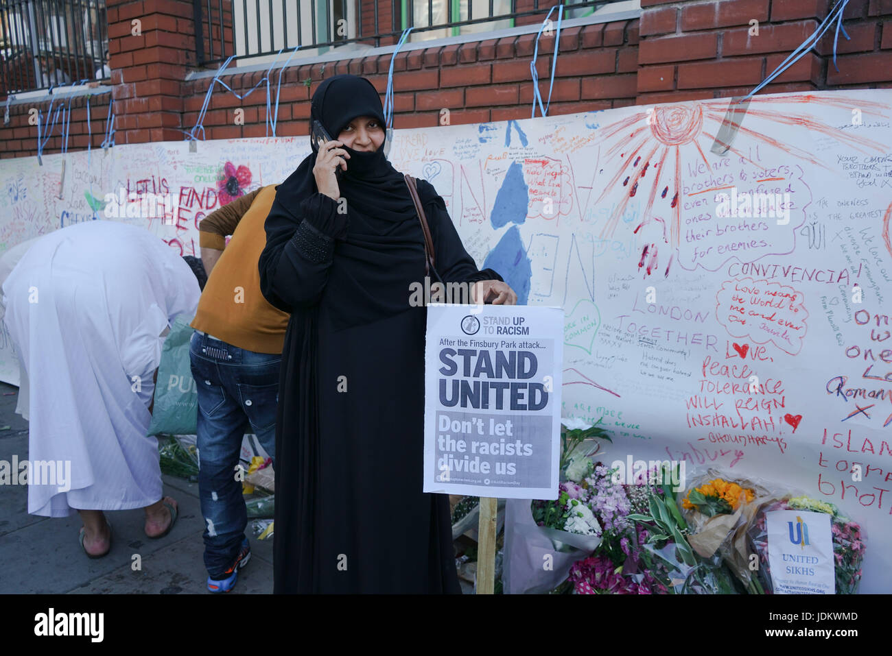 London, UK. 20. Juni 2017. Hunderte besuchen die Vigilie sagen Nein zur Islamophobie - Einheit mit Finsbury Park-Moschee Host stehen bis zu Rassismus und mich zu sehen, die Liebe und der Gemeinschaft, die gemeinsam gegen den Terror.  Einer für alle für einen in Finsbury Park-Moschee. am 20. Juni 2017. Die Gemeinde Senden einer Nachricht an ein winziges bisschen Minderheit, schreiben eine Nachricht an die Opfer. Sie können nicht geteilt werden uns und wir werden gewinnen, in London, Vereinigtes Königreich. Bildnachweis: Siehe Li/Alamy Live News Stockfoto