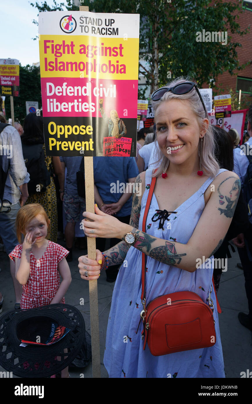 London, UK. 20. Juni 2017. Hunderte besuchen die Vigilie sagen Nein zur Islamophobie - Einheit mit Finsbury Park-Moschee Host stehen bis zu Rassismus und mich zu sehen, die Liebe und der Gemeinschaft, die gemeinsam gegen den Terror.  Einer für alle für einen in Finsbury Park-Moschee. am 20. Juni 2017. Die Gemeinde Senden einer Nachricht an ein winziges bisschen Minderheit, schreiben eine Nachricht an die Opfer. Sie können nicht geteilt werden uns und wir werden gewinnen, in London, Vereinigtes Königreich. Bildnachweis: Siehe Li/Alamy Live News Stockfoto