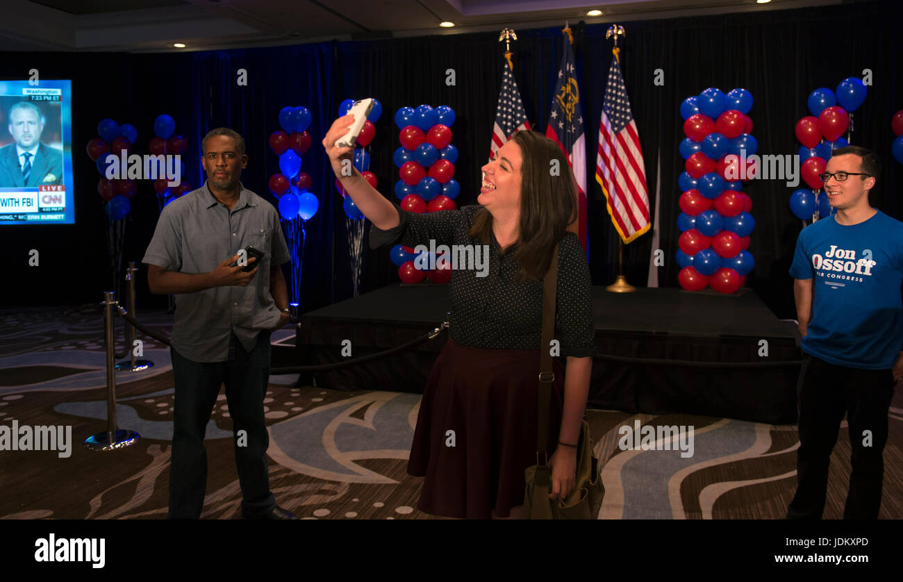 Atlanta, Georgia, USA. 20. Juni 2017. Die Wahlnacht Rallye für Georgien sechsten Bezirk demokratische Kandidat, Jon Ossoff, im Westin Atlanta Perimter North Hotel. Ossoff ist im Wettbewerb gegen republikanische Karen Händel für den Tag der offenen Tür-Sitz der teuerste Kongress Rennen in der Geschichte geworden. Eine gemeldete 50 Millionen Dollar wurden in ihrer Gesamtheit durch die beiden Kampagnen ausgegeben. Bildnachweis: Brian Cahn/ZUMA Draht/Alamy Live-Nachrichten Stockfoto