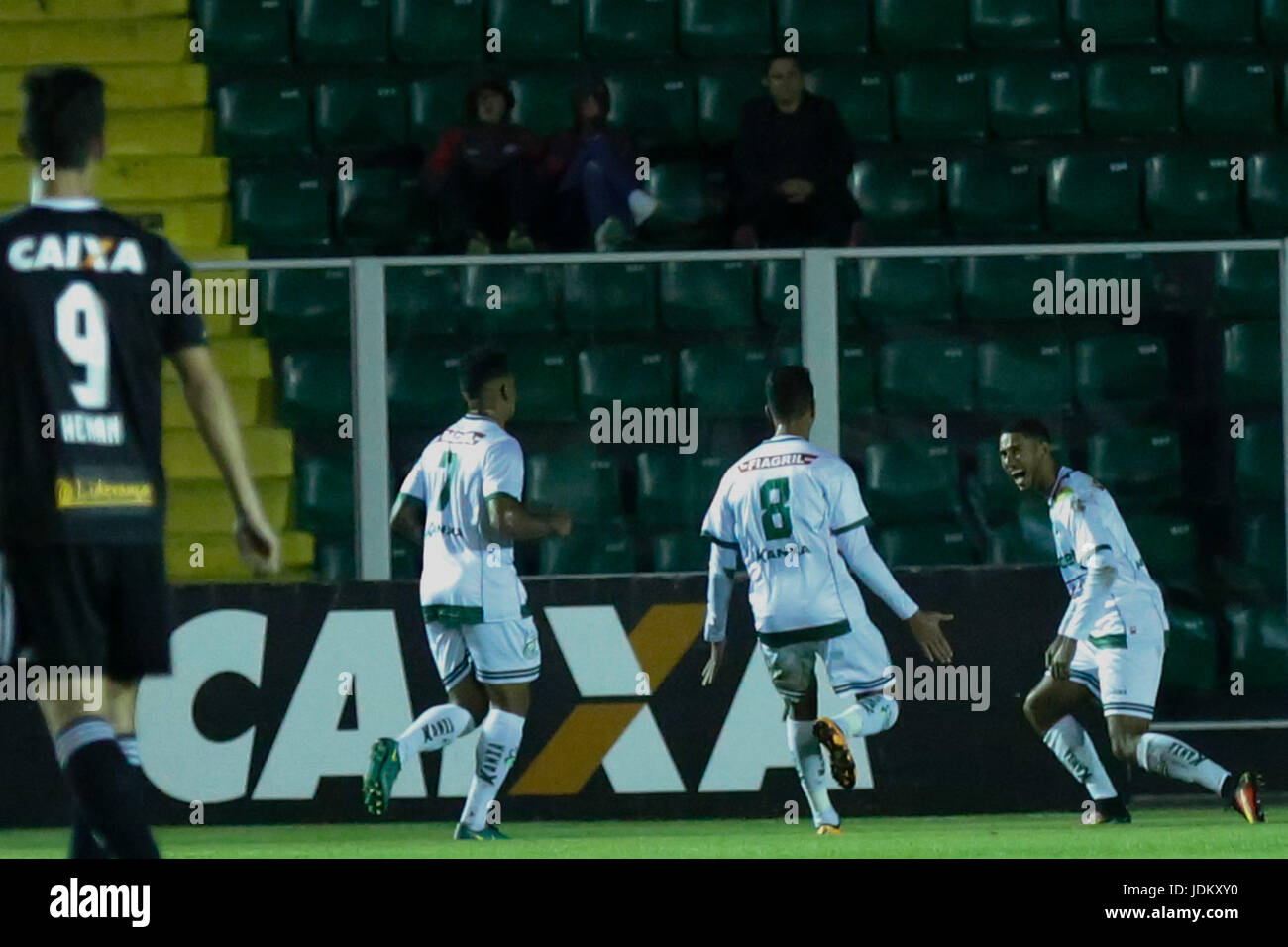 FLORIAN'POLIS, SC - 20.06.2017: FIGUEIRENSE X LUVERDENSE - Spieler aus dem Luverdense-Team feiern das Tor vom Spieler Rafael Silva für die 9. Runde der brasilianischen Fußball-Meisterschaft Serie B 2017. (Foto: Fernando Remor/Mafalda Presse/Fotoarena) Stockfoto