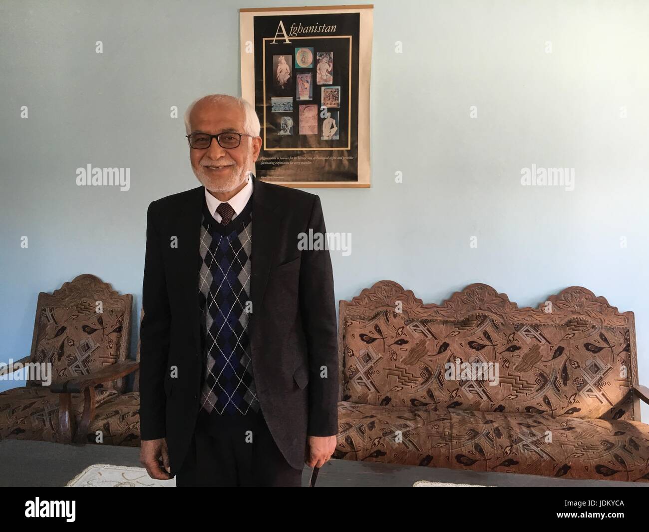 Kabul, Afghanistan. 26. Februar 2017. Omar Khan Massudi, ehemaliger Direktor des afghanischen Nationalmuseums steht in seinem Büro in Kabul, Afghanistan, 26. Februar 2017. Foto: Christine-Felice Röhrs/Dpa/Alamy Live News Stockfoto