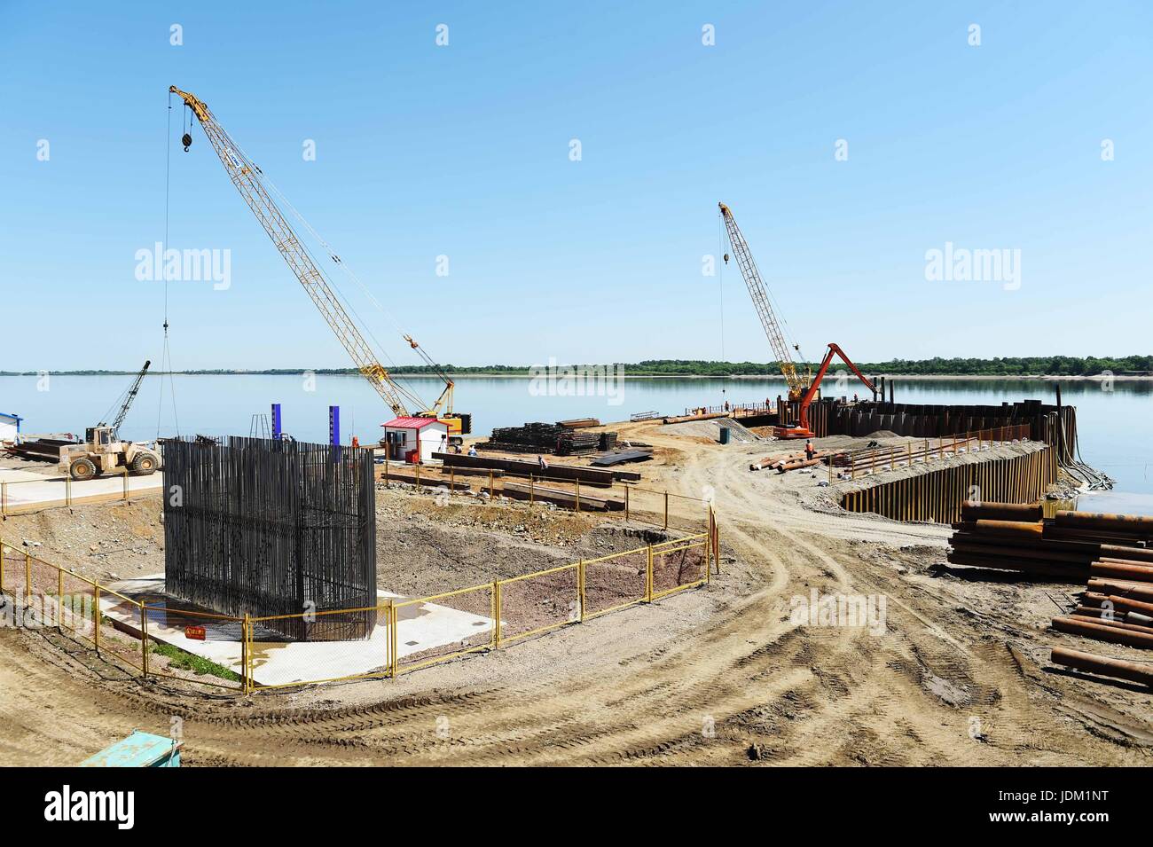 Heihe. 21. Juni 2017. Foto aufgenommen am 21. Juni 2017 zeigt die Baustelle des Heihe Blagoweschtschensk Straßenbrücke an der Grenze von China und Russland. Eine Autobahnbrücke verbindet China und Russland über den Heilongjiang-Fluss befindet sich im Aufbau. Die Autobahnbrücke von 19,9 km erstreckt sich von Heihe, einer Grenzstadt im Nordosten Chinas Provinz Heilongjiang, nach der russischen Stadt Blagoweschtschensk. Die Straßenbrücke wird voraussichtlich im Oktober 2019 für den Verkehr geöffnet. Bildnachweis: Wang Jianwei/Xinhua/Alamy Live-Nachrichten Stockfoto