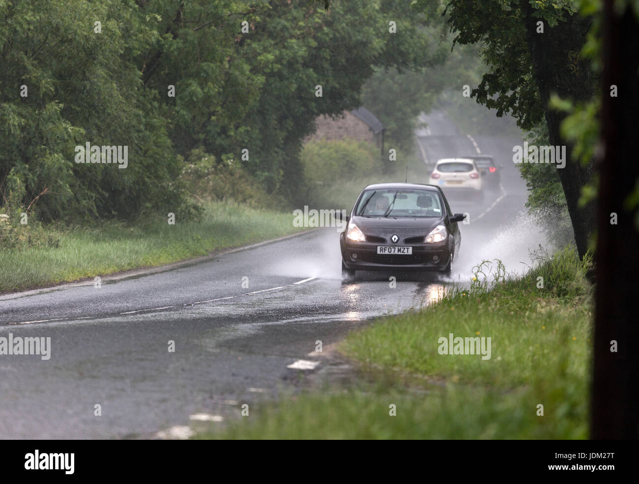 B6278, Barnard Castle, County Durham UK.  Mittwoch, 21. Juni 2017. Großbritannien Wetter.  Während der Süden Englands ein weiterer heißen Tag Erfahrungen, schaffen Gewitter und starke Regenschauer gefährliche Fahrbedingungen in Nordengland. © David Forster/Alamy Live-Nachrichten. Stockfoto