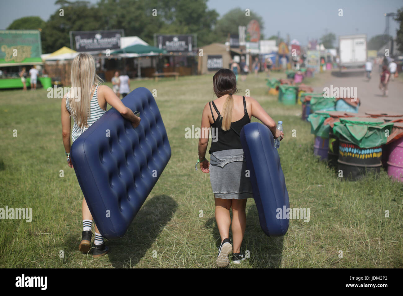 Somerset, UK. 21. Juni 2017. Zwei Frauen, die Luftmatratzen auf ihrem Campingplatz am 1. Tag des 2017 Glastonbury Festivals am würdig Farm in Somerset. Foto: Mittwoch, 21. Juni 2017. Bildnachweis lesen sollte. Live News Bildnachweis. Bildnachweis: Roger Garfield/Alamy Live-Nachrichten Stockfoto