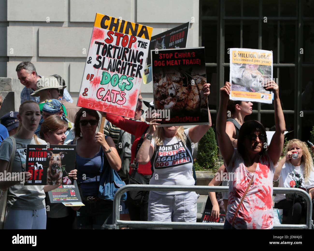 London, UK. 21. Juni 2017. Hunderte von Demonstranten versammelten sich vor der chinesischen Botschaft zu Protest und Nachfrage und Ende der Litschi und Fleisch Hundefest auch bekannt als Yulin Fleisch Hundefest, wo Festivalbesucher Hundefleisch und Litschi Essen, China hat seit über 400 Jahren Hundefleisch gegessen und das Festival im Jahr 1979 begann die Aufmerksamkeit der artgerechten Tierhaltung und Tierrechte Anhänger Credit : Live-Nachrichten Paul Quezada-Neiman/Alamy Stockfoto