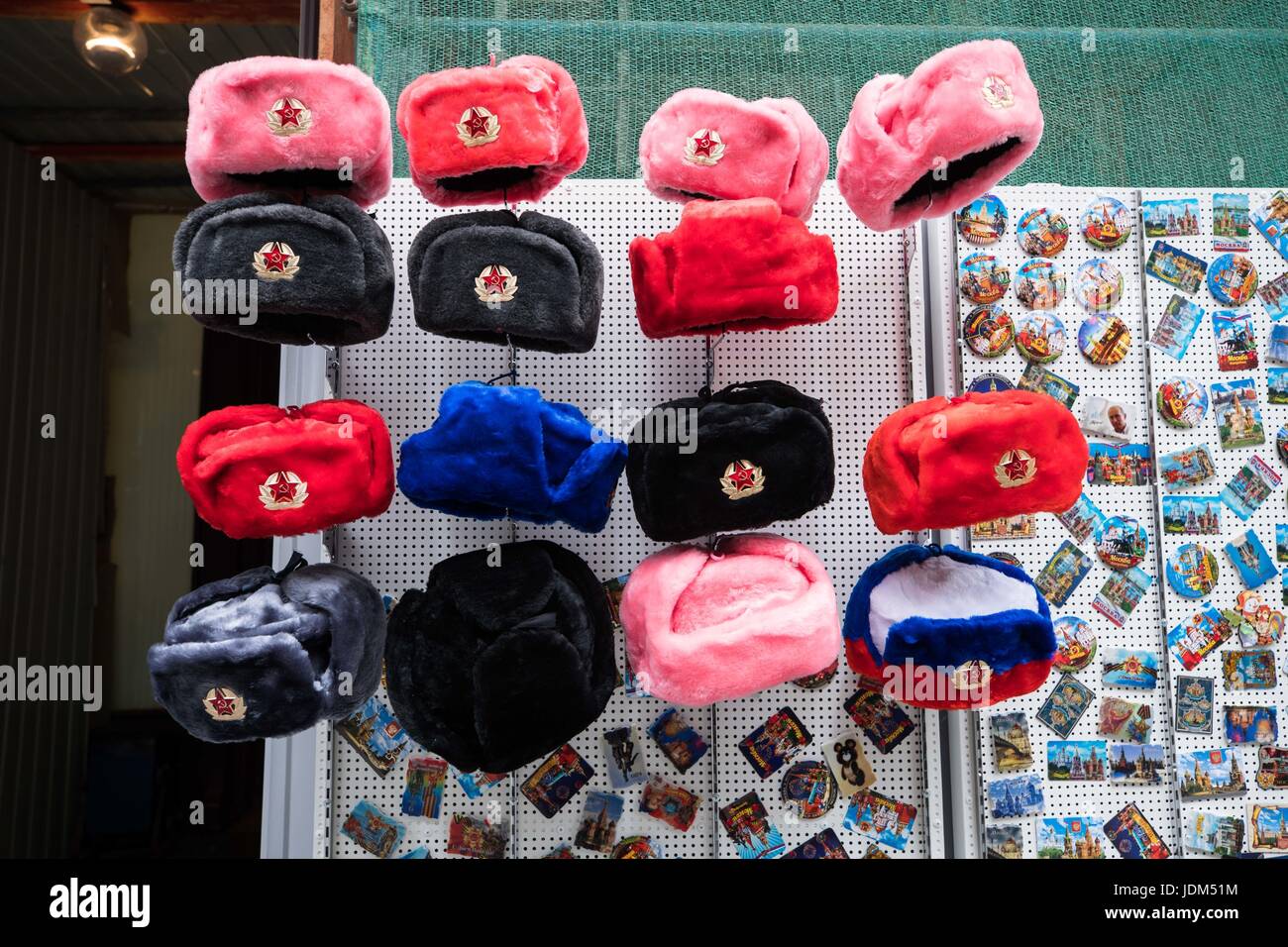 MOSCOU, MO - 21.06.2017: Allgemeine Fotos Moskau 2017 - Verkauf von Uschanka (Art der russischen GAP) auf dem Roten Platz in Moskau, Russland. (Foto: Marcelo Machado de Melo/Fotoarena) Stockfoto