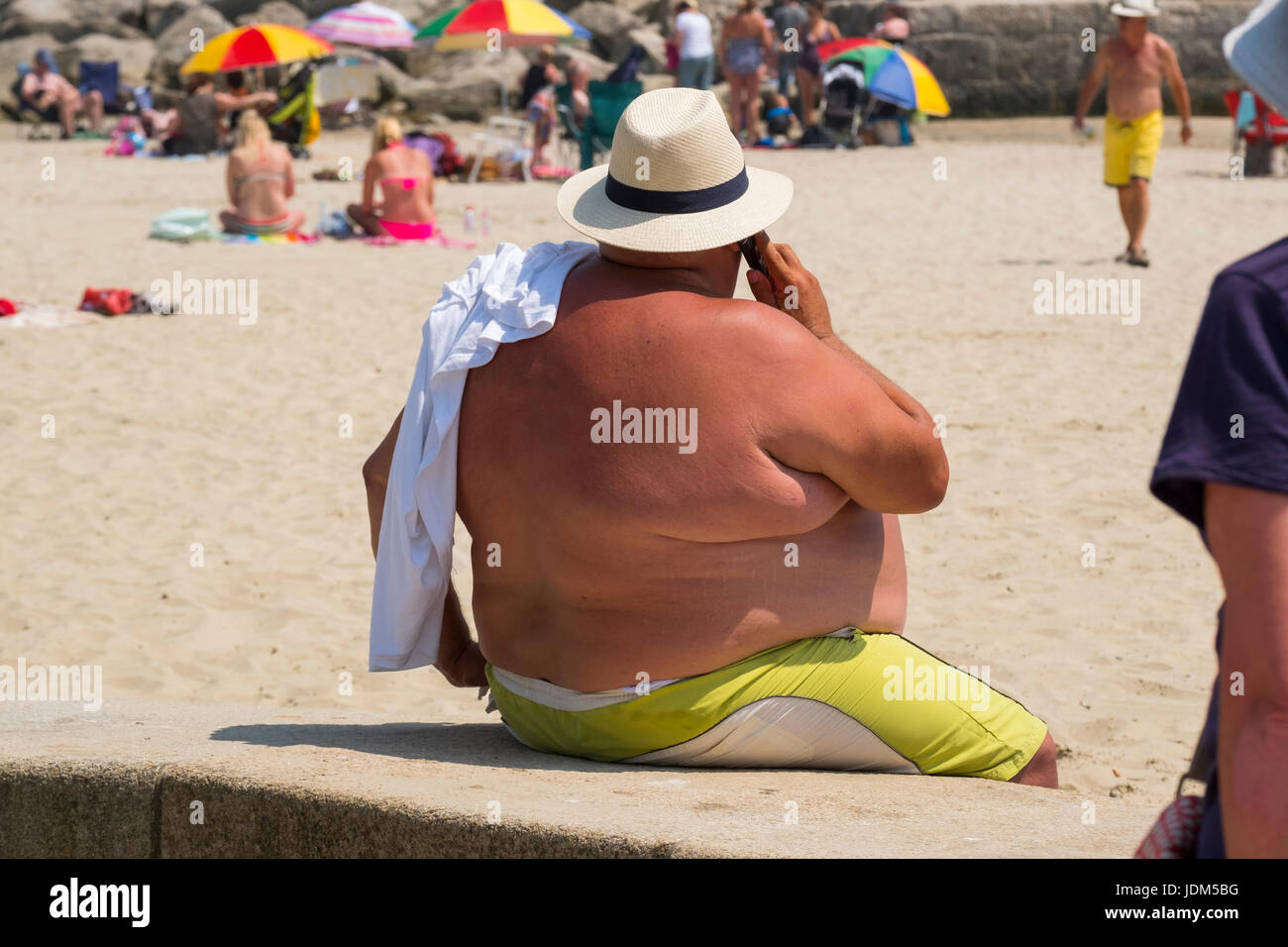 Übergewichtige Menschen genießen Sie die Sonne an der Marine Parade bei Lyme Regis, Dorset, England "UK Stockfoto
