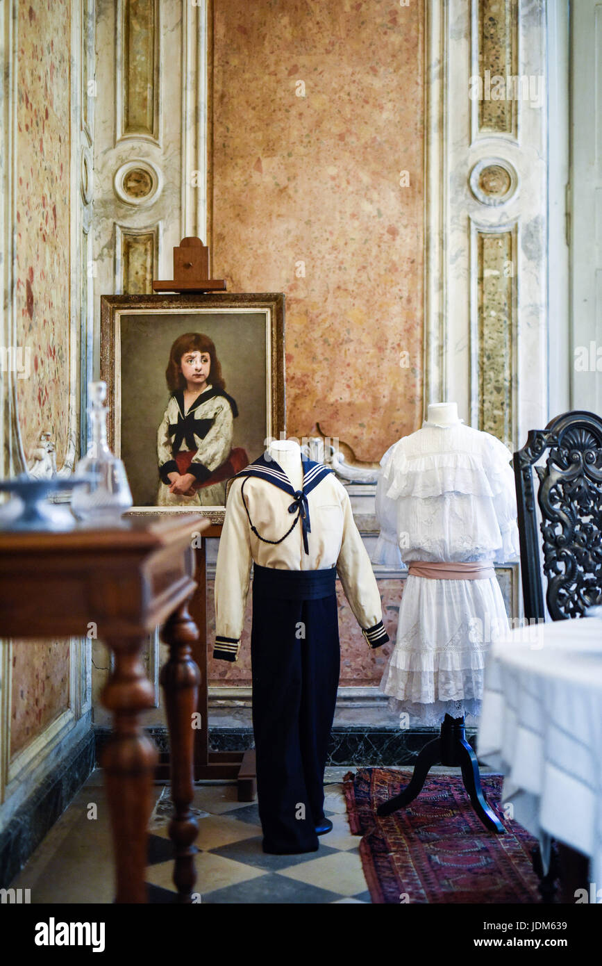 (170621)--zeigt SEINE-ET-MARNE 21. Juni 2017 (Xinhua)--Foto aufgenommen am 20. Juni 2017 Kinderbekleidung, die zwischen 1900 und 1930 auf Schloss von Champs-Sur-Marne in Marne-la-Vallée, Frankreich beliebt waren. Die Ausstellung "The History in Kostümen: aus der Belle Epoque, die verrückten Jahre 1890-1930' zeigte mehr als 40 Outfits, aus denen können Besucher die Entwicklung der Kleidung und die gesellschaftlichen Veränderungen damals realisieren. (Xinhua/Chen Yichen) (Zf) Stockfoto