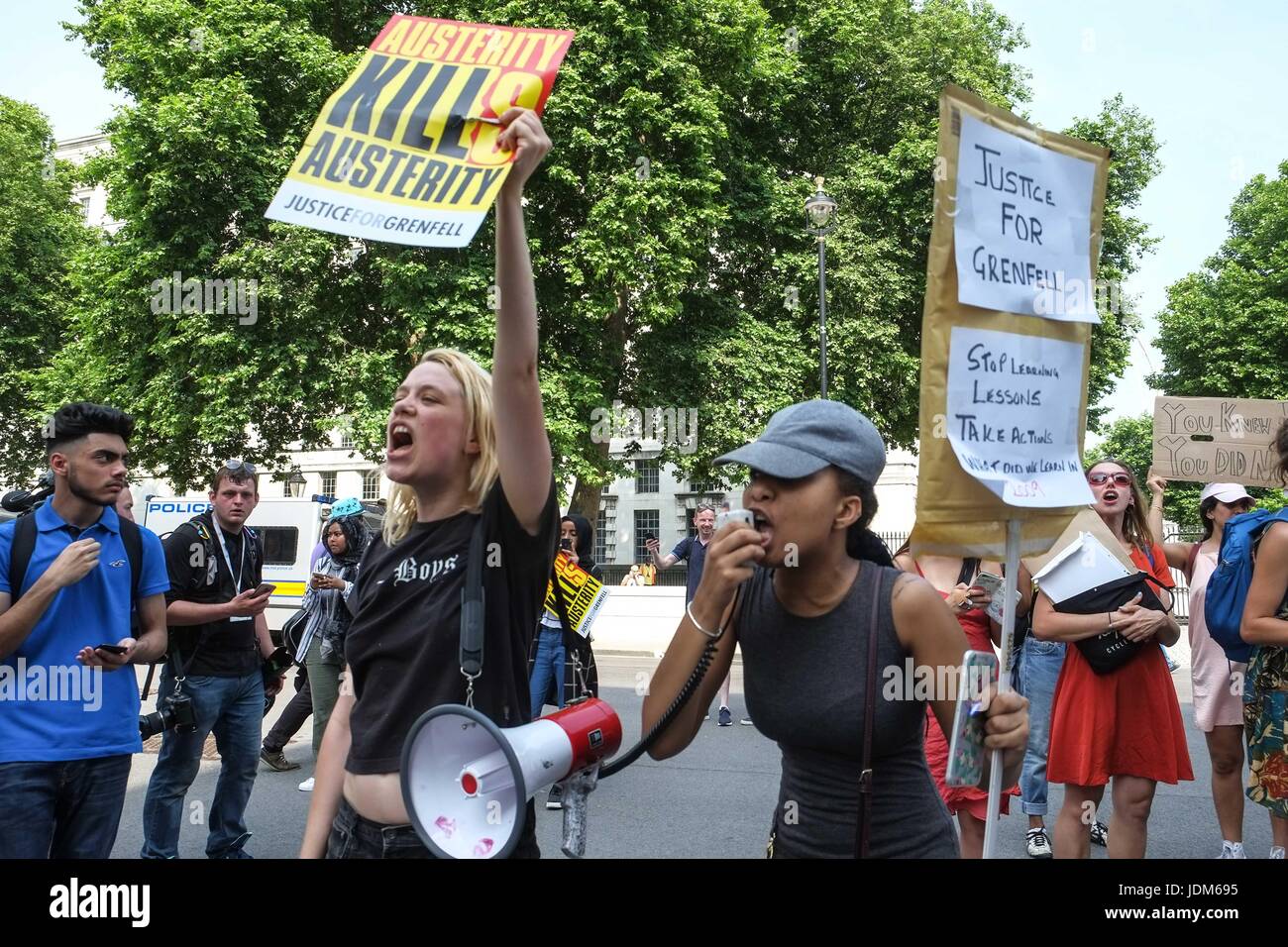 London, UK. 21. Juni 2017. Tag des Zorns Demonstranten marschieren von Shepards Bush zum Parlament fordern Gerechtigkeit für die Opfer des Feuers Grenfell Turm und Theresa Mays Rücktritt. : Credit Claire Doherty Alamy/Live News. Stockfoto