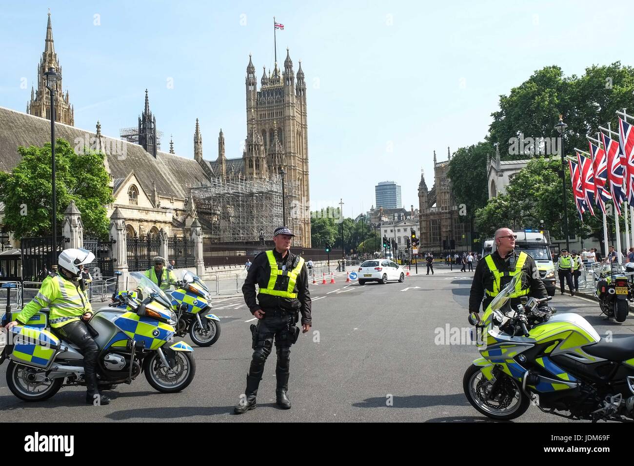 London, UK. 21. Juni 2017. Polizeiabsperrung im Parlament Square.Day of Rage Demonstranten Marsch von Shepards Bush nach Parlament fordern Gerechtigkeit für die Opfer des Feuers Grenfell Turm und Theresa Mays Rücktritt. : Credit Claire Doherty Alamy/Live News. Stockfoto