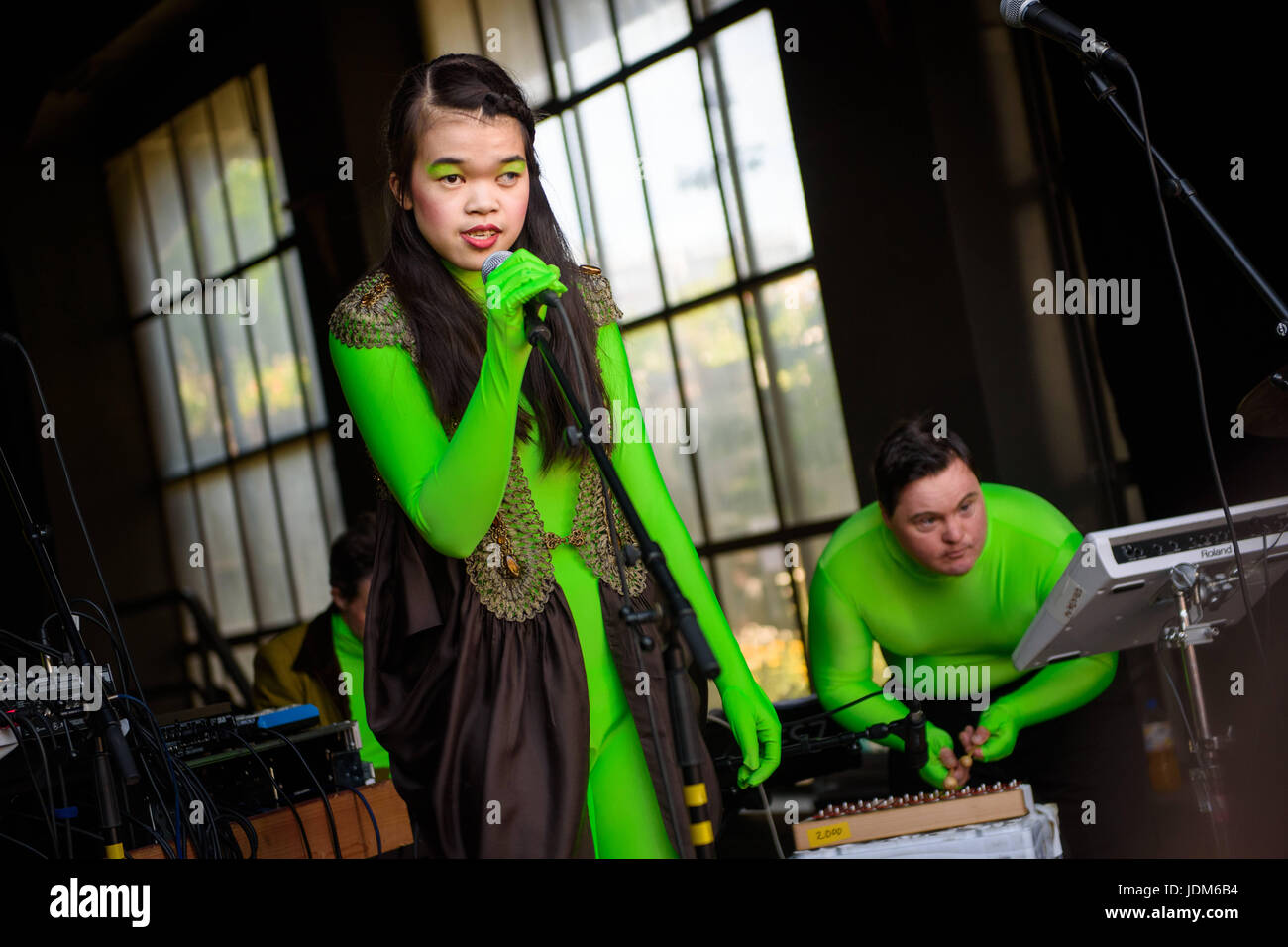 Dpatop - Sänger Hieu Pham und Moritz Hohne auf den E-Drums von der Band "21Downbeat" spielen zusammen auf einer kleinen Bühne in der Bar "Zuvor" während der Fete De La Musique in Berlin, Deutschland, 21 Juni 2017-die Band ist ein Projekt des Theaters RambaZamba in Berlin und bietet Menschen mit Down-Syndrom die Möglichkeit, gemeinsam Musik zu spielen. Die Band spielt in regelmäßigen Abständen, unter anderem in der Kantine im Club Berghain. Foto: Gregor Fischer/dpa Stockfoto