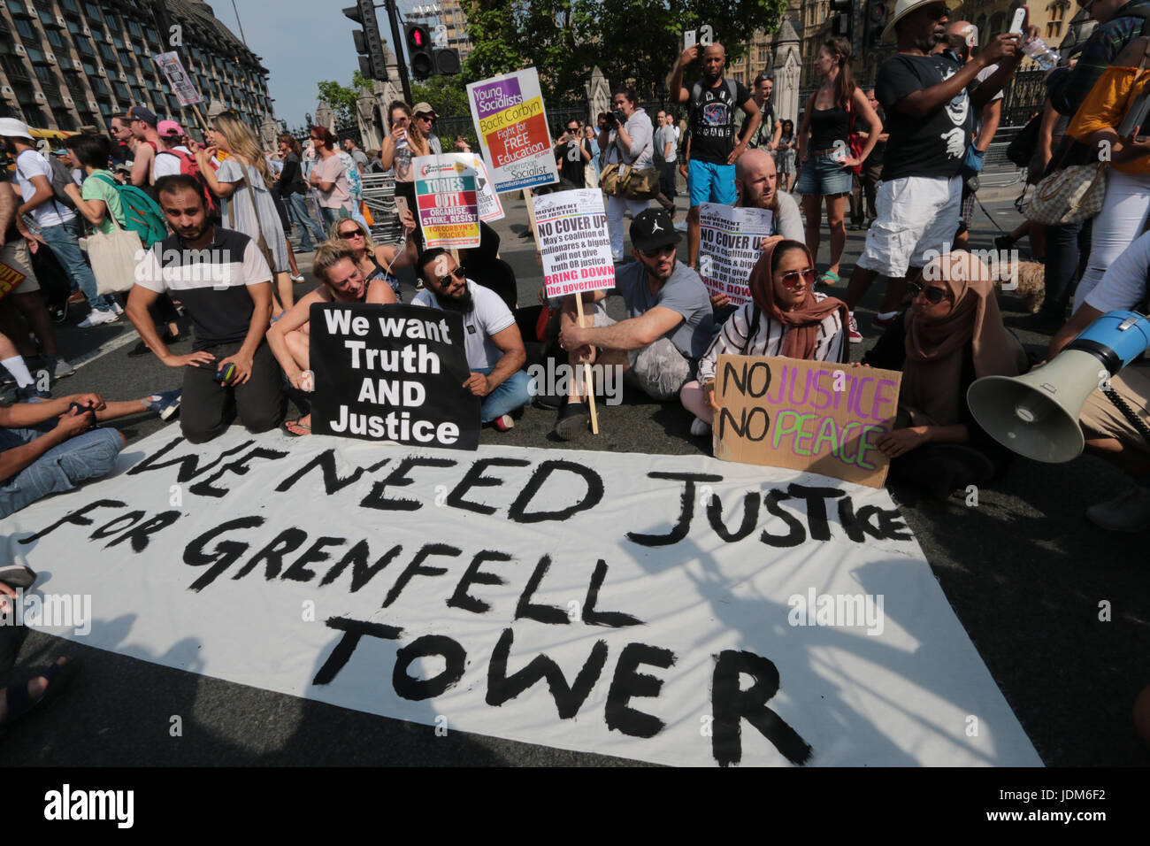 London, UK. 21. Juni 2017. Der Gruppenbewegung für Gerechtigkeit durch irgendwelche Mittel nötig, marschierten durch London Hammersmith, Parliament Square über Downing St mit der Absicht, die Regierung mit dem heißen Wetter Gemüter flammte stürzen und es gab einige Auseinandersetzungen zwischen Demonstranten und Polizei Kredit: Paul Quezada-Neiman/Alamy Live News Stockfoto