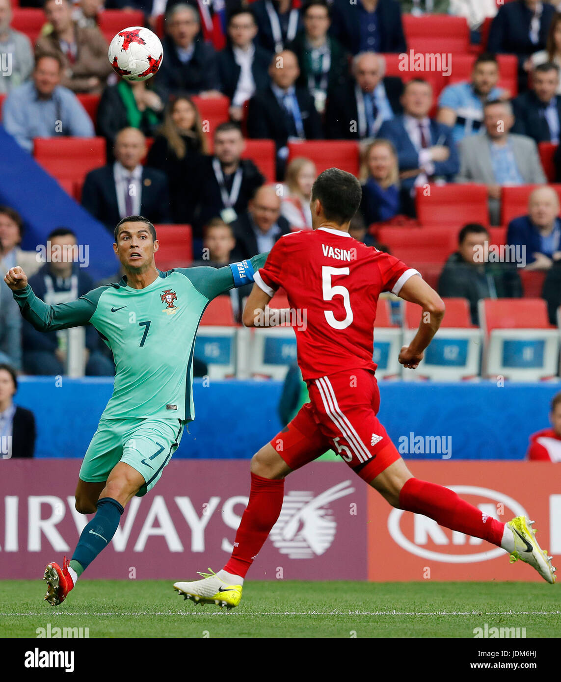 Moskau, Russland. 21. Juni 2017. Cristiano Ronaldo Portugal spielt für Viktor VASIN Russlands während eines Spiels zwischen Russland und Portugal gültig für die zweite Runde der Confederations Cup 2017 am Mittwoch (21), an der Spartak-Stadion (Otkrytie Arena) in Moskau statt. Credit: Foto Arena LTDA/Alamy Live-Nachrichten Stockfoto