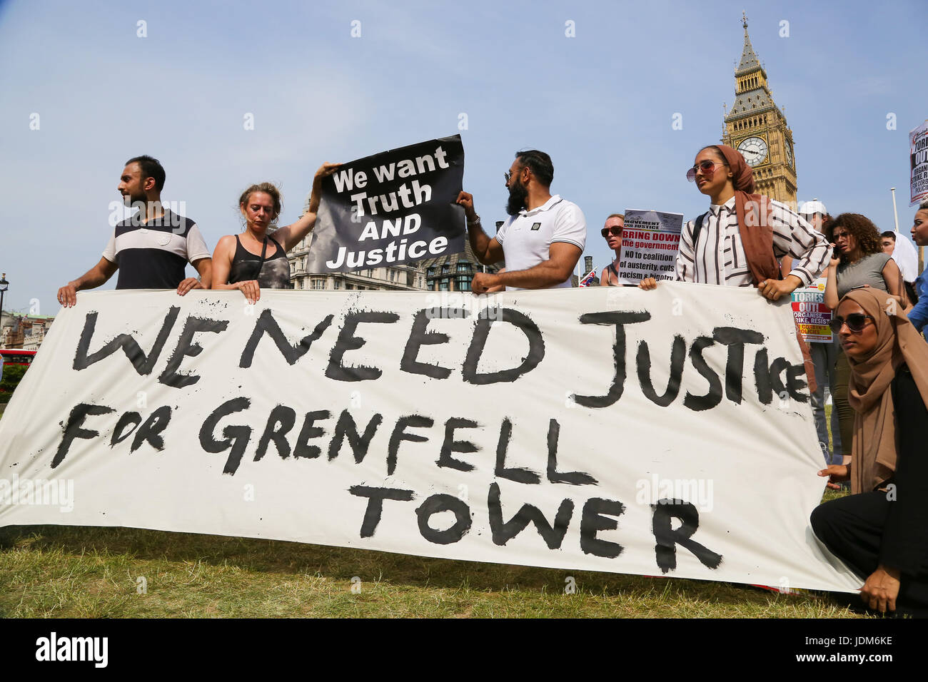 Parliament Square. Westminster, London, UK. 21. Juni 2017. Demonstranten außerhalb des Parlaments als Anti-Regierungs-Demonstranten stießen mit der Polizei vor Downing Street heute trotz bitten von Grenfell Turm Einwohner, nicht die Katastrophe, die als Vorwand für Gewalt missbraucht werden zu lassen. Eine Gruppe mit dem Namen der Bewegung für Gerechtigkeit durch irgendwelche Mittel notwendig (MFJ) marschieren von Shepherds Bush zur Downing Street heute in der Hoffnung, die Regierung zu bringen und "heruntergefahren London Credit: Dinendra Haria/Alamy Live News Stockfoto