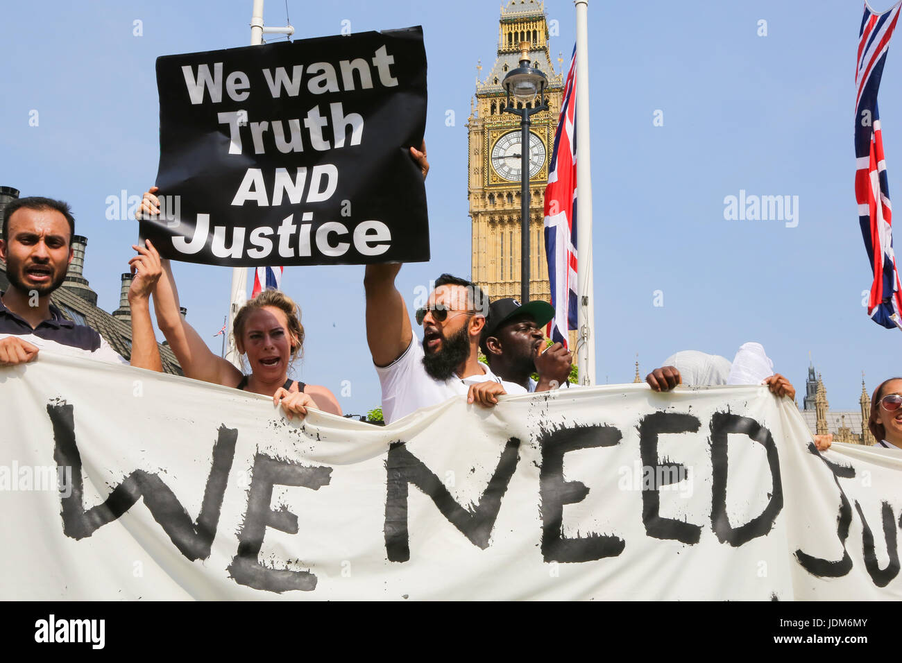 Parliament Square. Westminster, London, UK. 21. Juni 2017. Demonstranten außerhalb des Parlaments als Anti-Regierungs-Demonstranten stießen mit der Polizei vor Downing Street heute trotz bitten von Grenfell Turm Einwohner, nicht die Katastrophe, die als Vorwand für Gewalt missbraucht werden zu lassen. Eine Gruppe mit dem Namen der Bewegung für Gerechtigkeit durch irgendwelche Mittel notwendig (MFJ) marschieren von Shepherds Bush zur Downing Street heute in der Hoffnung, die Regierung zu bringen und "heruntergefahren London Credit: Dinendra Haria/Alamy Live News Stockfoto