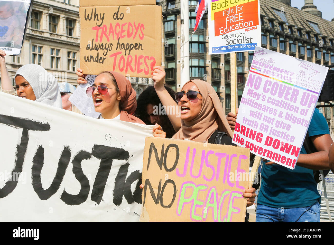 Parliament Square. Westminster, London, UK. 21. Juni 2017. Demonstranten außerhalb des Parlaments als Anti-Regierungs-Demonstranten stießen mit der Polizei vor Downing Street heute trotz bitten von Grenfell Turm Einwohner, nicht die Katastrophe, die als Vorwand für Gewalt missbraucht werden zu lassen. Eine Gruppe mit dem Namen der Bewegung für Gerechtigkeit durch irgendwelche Mittel notwendig (MFJ) marschieren von Shepherds Bush zur Downing Street heute in der Hoffnung, die Regierung zu bringen und "heruntergefahren London Credit: Dinendra Haria/Alamy Live News Stockfoto