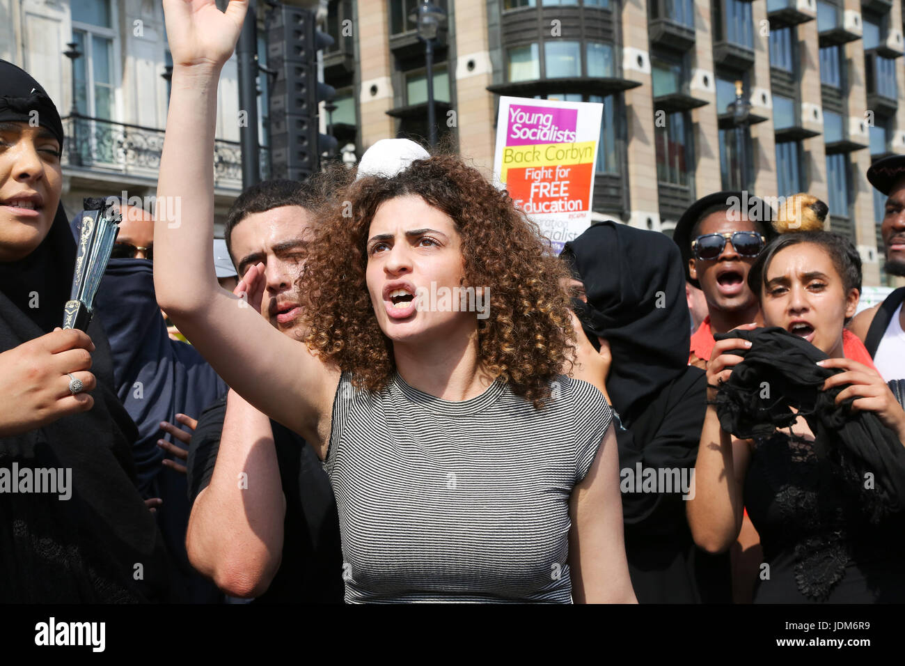 Parliament Square. Westminster, London, UK. 21. Juni 2017. Demonstranten außerhalb des Parlaments als Anti-Regierungs-Demonstranten stießen mit der Polizei vor Downing Street heute trotz bitten von Grenfell Turm Einwohner, nicht die Katastrophe, die als Vorwand für Gewalt missbraucht werden zu lassen. Eine Gruppe mit dem Namen der Bewegung für Gerechtigkeit durch irgendwelche Mittel notwendig (MFJ) marschieren von Shepherds Bush zur Downing Street heute in der Hoffnung, die Regierung zu bringen und "heruntergefahren London Credit: Dinendra Haria/Alamy Live News Stockfoto