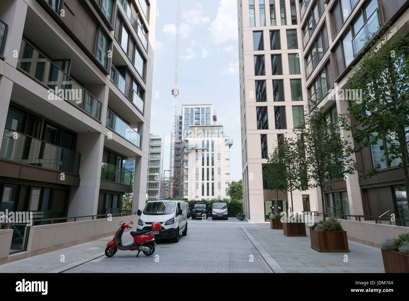 London, UK. 21. Juni 2017. Blick auf fast fertig Wohnblocks und Wohnblocks in Kensington Zeile komplexe besetzt. Es wurde angekündigt, dass achtundsechzig Wohnungen Familien, die in die Luxus-Hochhäusern umgesiedelt werden für die permanente Besetzung im Juli und August verfügbar sein wird. Die ein bis vier Schlafzimmer-Schlafzimmer-Apartments für bis zu £ 8,5 Millionen zu verkaufen, werden Teil der erschwinglichen Quote gebaut und verfügen über eine mehr "einfach '' interne Spezifikation, aber haben die gleiche Qualität bauen. Bildnachweis: ZUMA Press, Inc./Alamy Live-Nachrichten Stockfoto