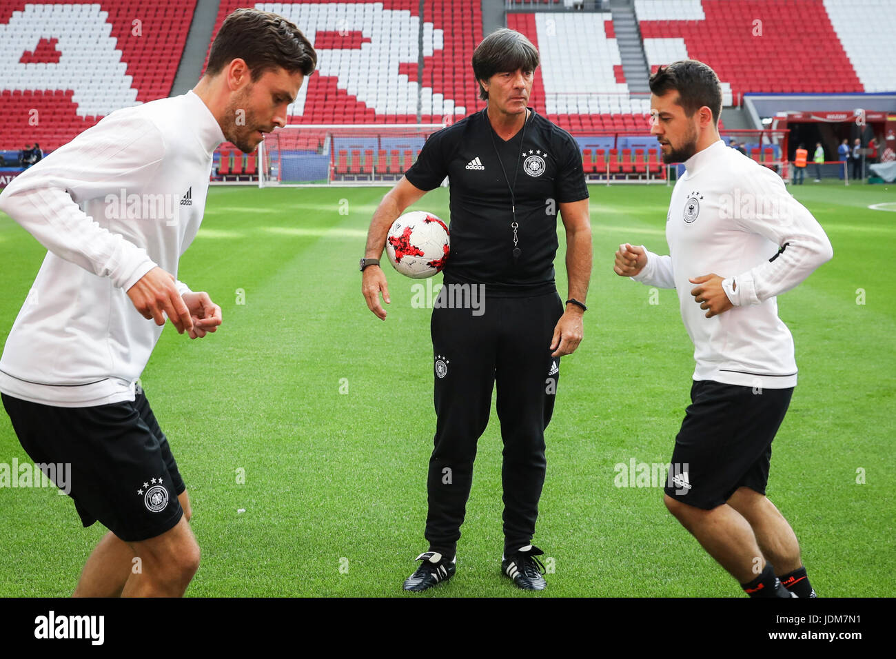 Kazan, Russland. 21. Juni 2017. Deutscher-Trainer Joachim Low (C), beobachtet Jonas Hector und Amin Younes (R) während des letzten Trainings in die Arena von Kazan in Kazan, Russland, 21. Juni 2017. Foto: Christian Charisius/Dpa/Alamy Live News Stockfoto