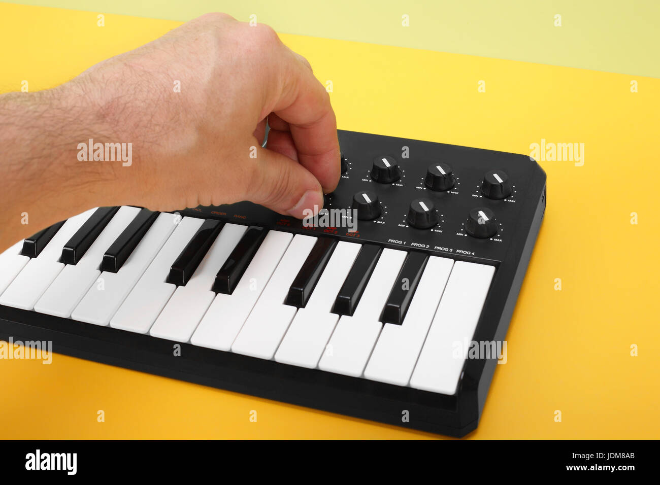 Musikinstrument - Hand Control MIDI-Keyboard auf einem Flavovirent Hintergrund. Stockfoto