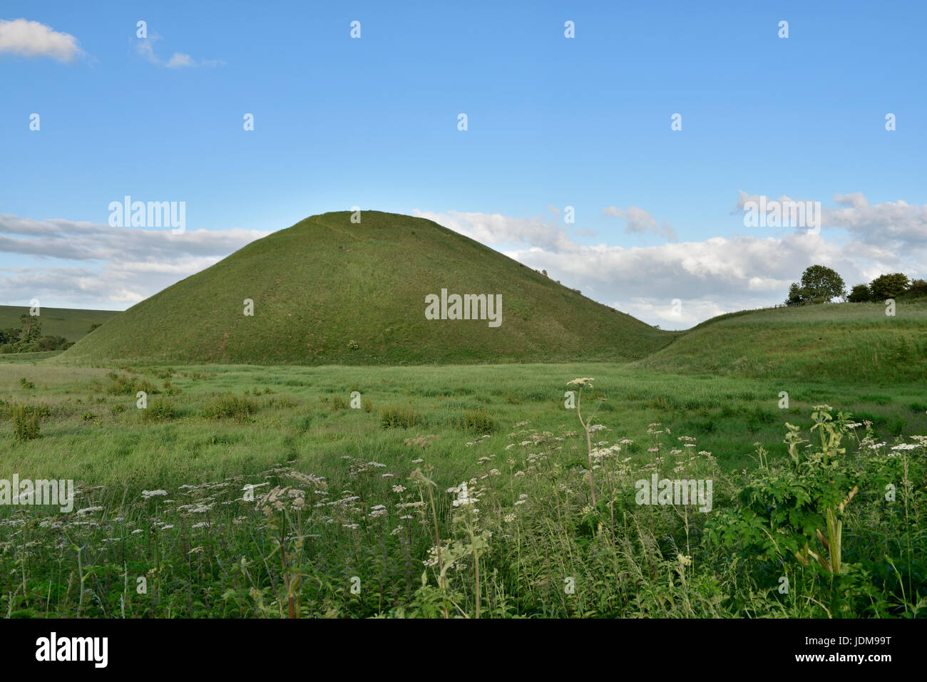 Geheimnisvolle alte Silbury Hill prähistorische künstliche Kreide Hügel, größten künstlichen Hügel in Europa, Wiltshire, Großbritannien Stockfoto