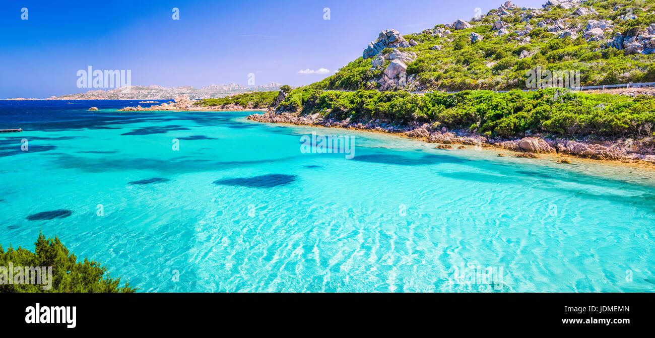 Smaragdgrünes Meerwasser und Felsen auf der Insel Küste von La Maddalena, Sardinien, Italien. Stockfoto