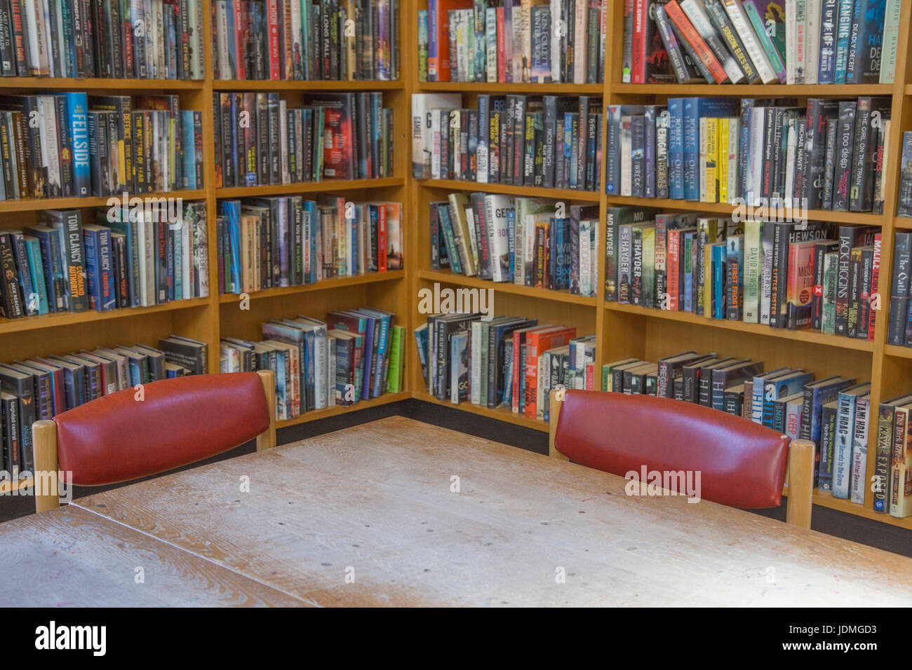 Einen Tisch vor Bücherregalen in einer öffentlichen Bibliothek. Stockfoto