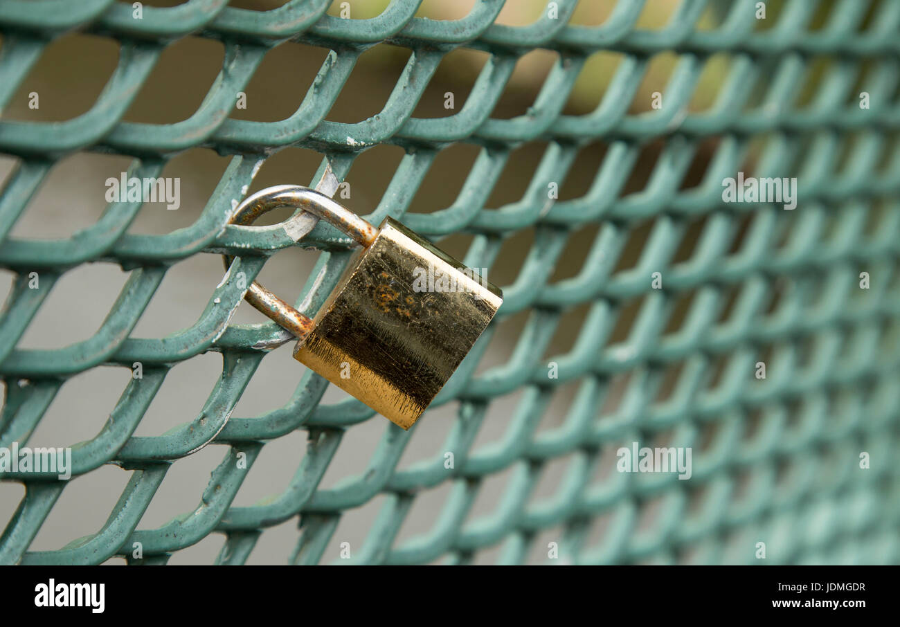 Eine Liebe Vorhängeschloss an der Seite einer Brücke befestigt. Stockfoto