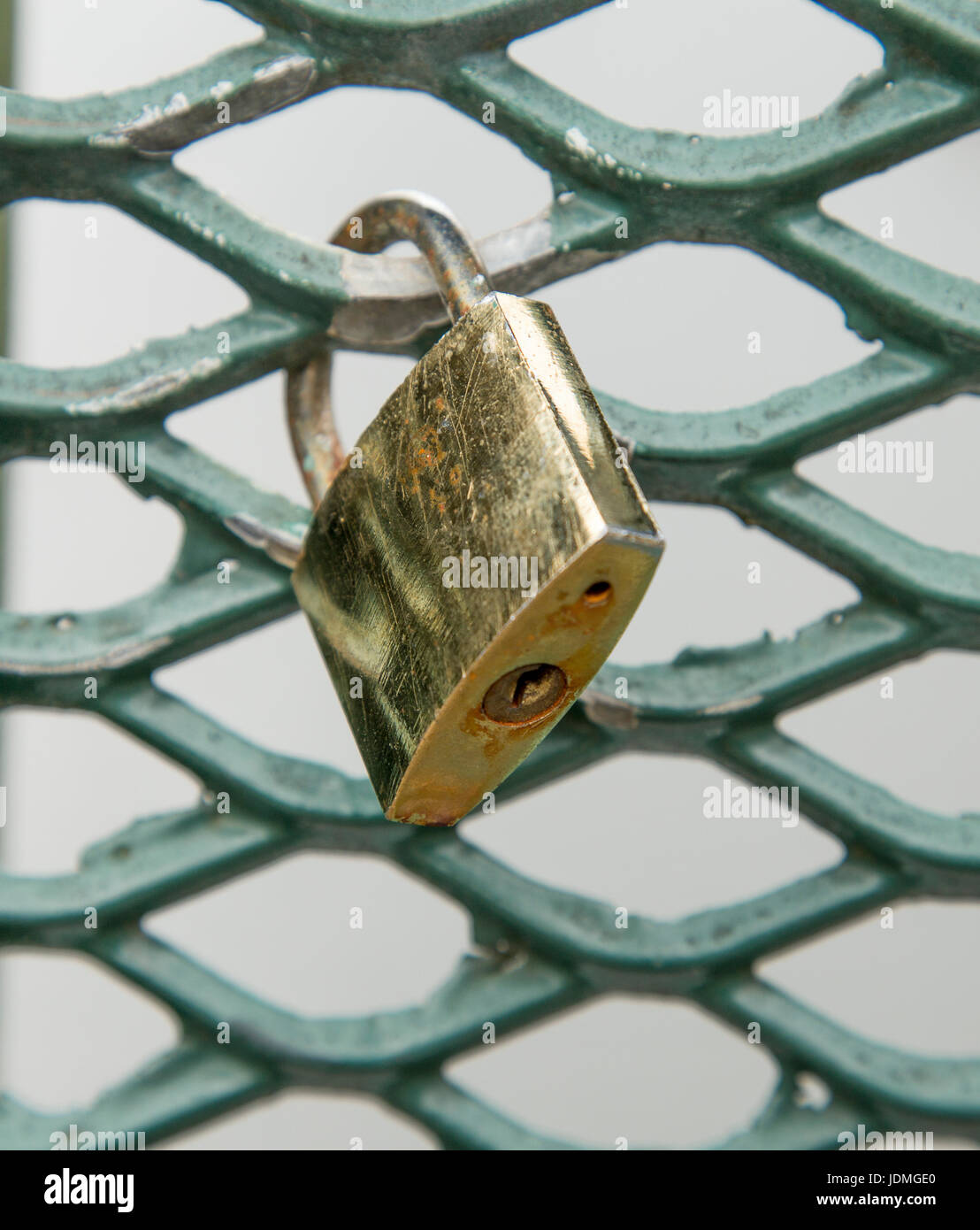 Eine Liebe Vorhängeschloss an der Seite einer Brücke befestigt. Stockfoto