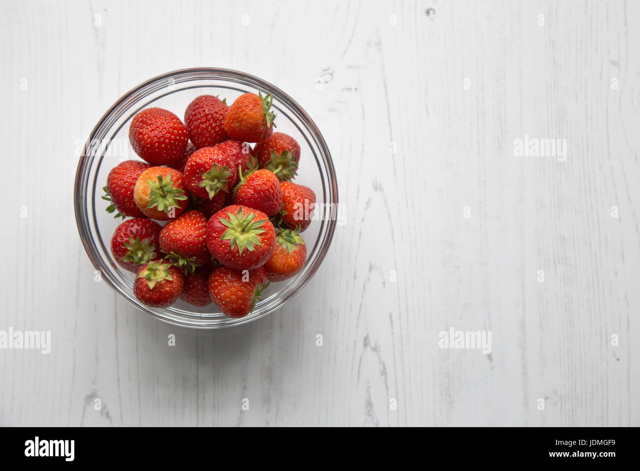 Eine Schale mit frischen Erdbeeren auf weißem Hintergrund. Stockfoto