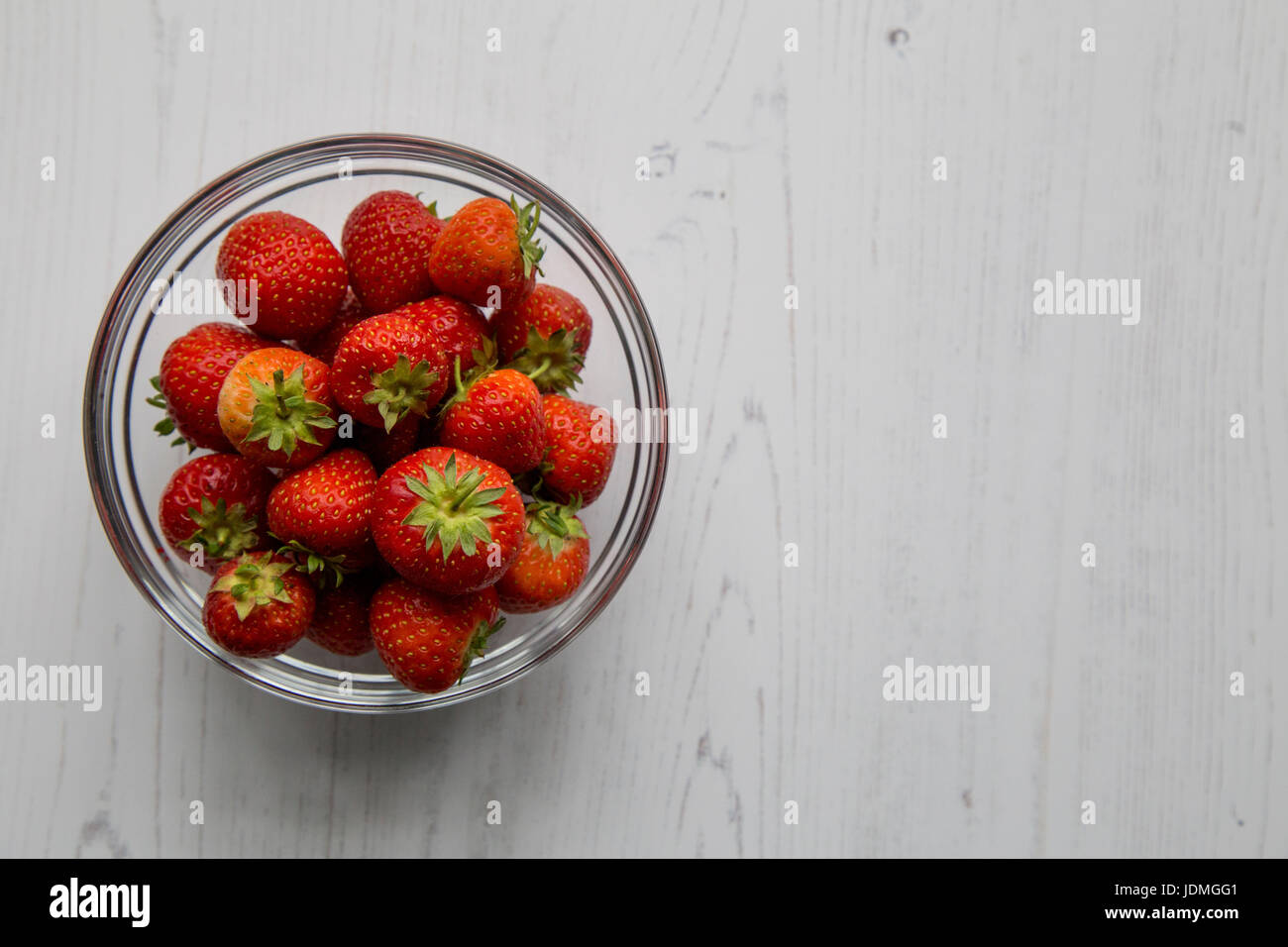 Eine Schale mit frischen Erdbeeren auf weißem Hintergrund. Stockfoto