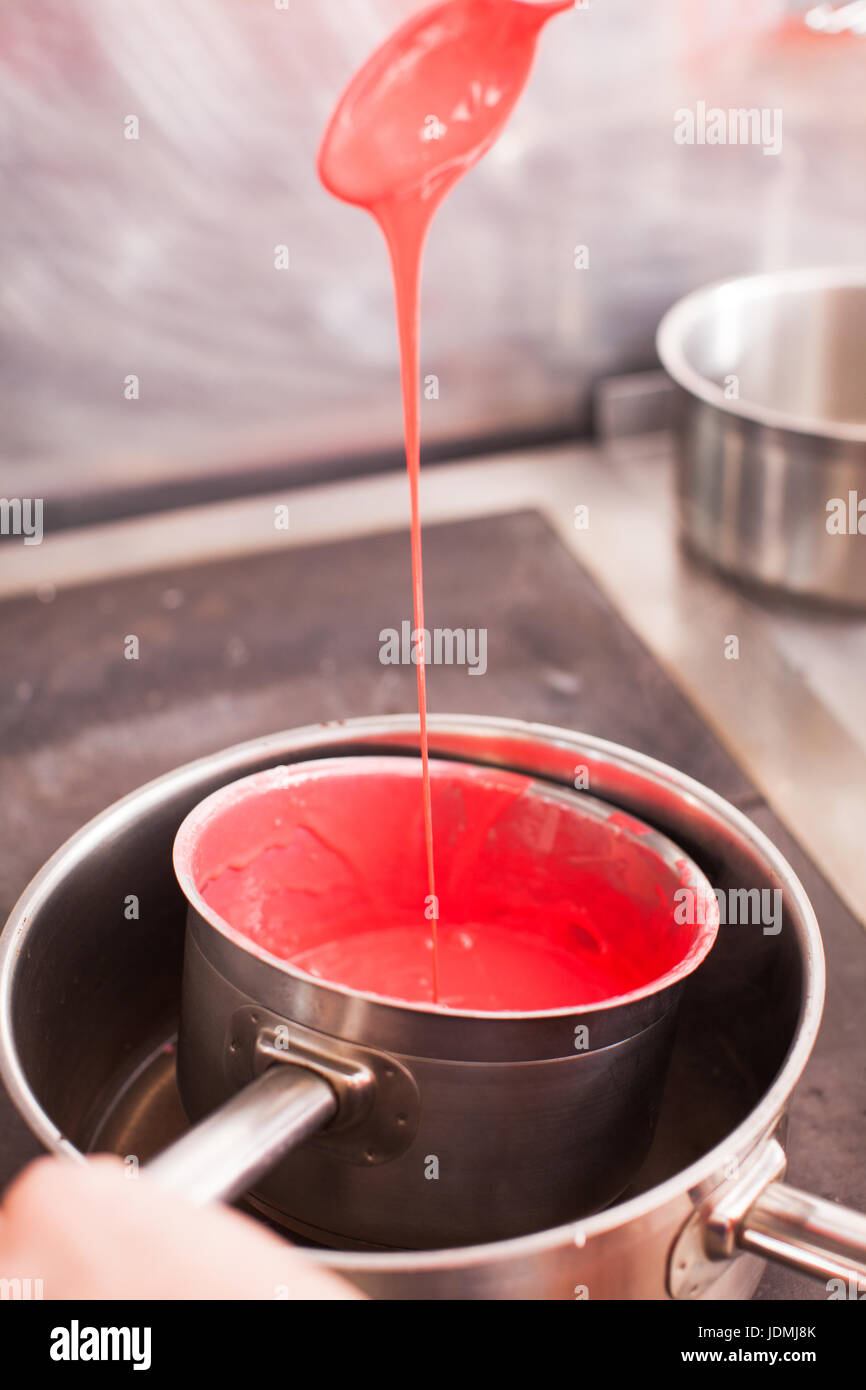 Spiegel-Glasur, rote Flüssigkeit in der Pfanne Kochen Stockfotografie -  Alamy