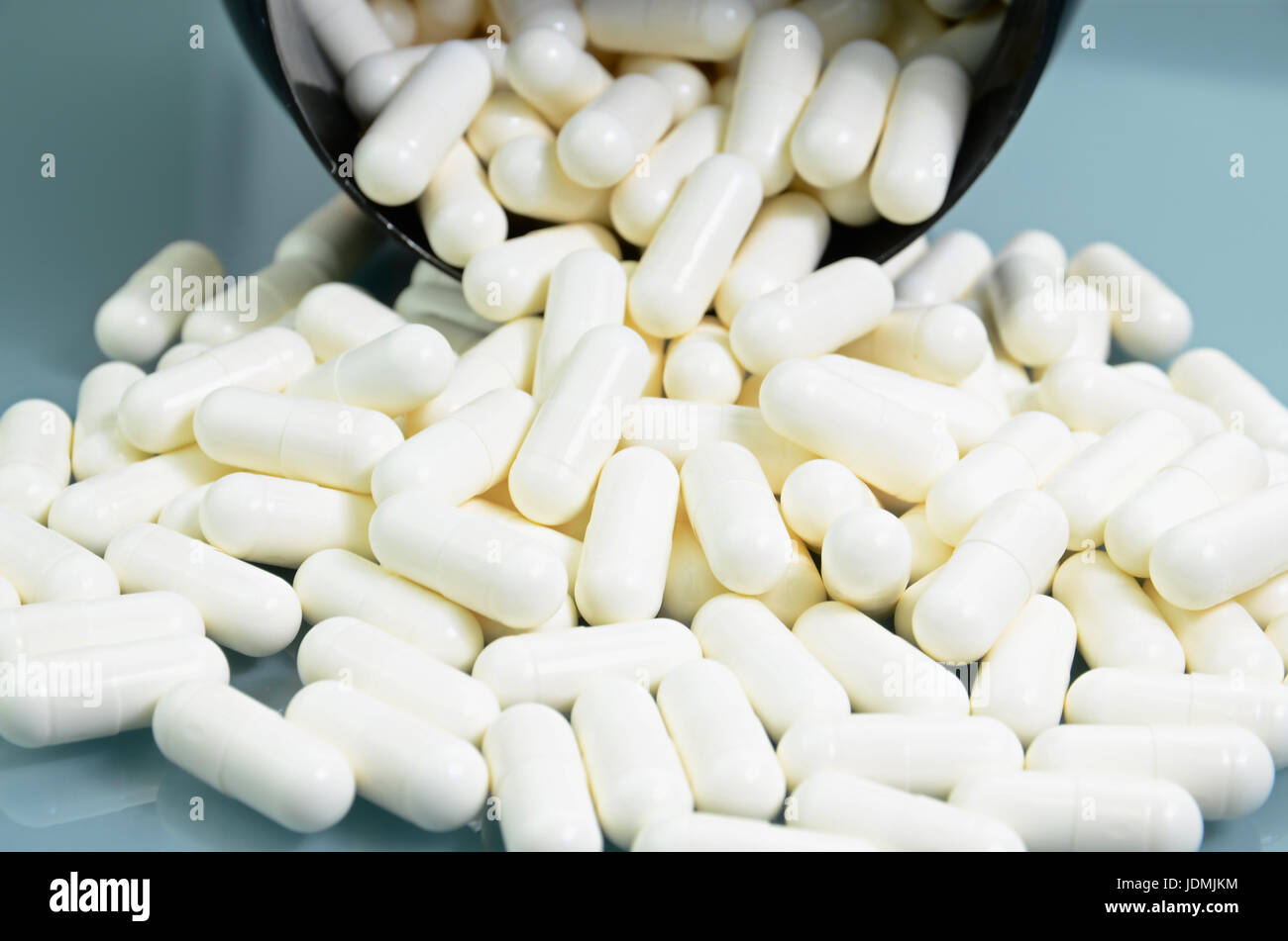 Kreatin Tabletten Closeup, Bodybuilding Nahrungsergänzung auf Glas Hintergrund Stockfoto