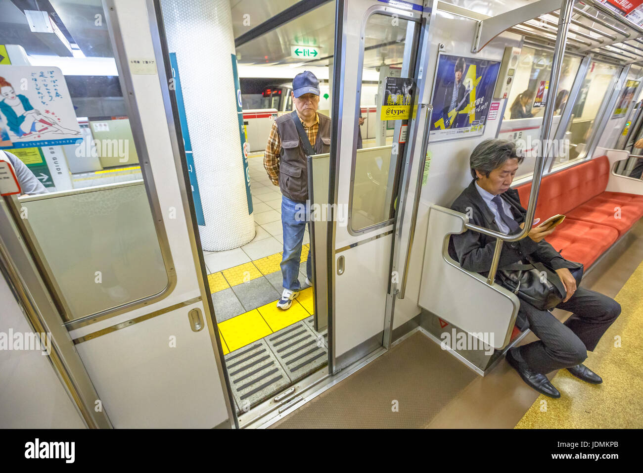 U-Bahn-Wagen im Inneren Stockfoto