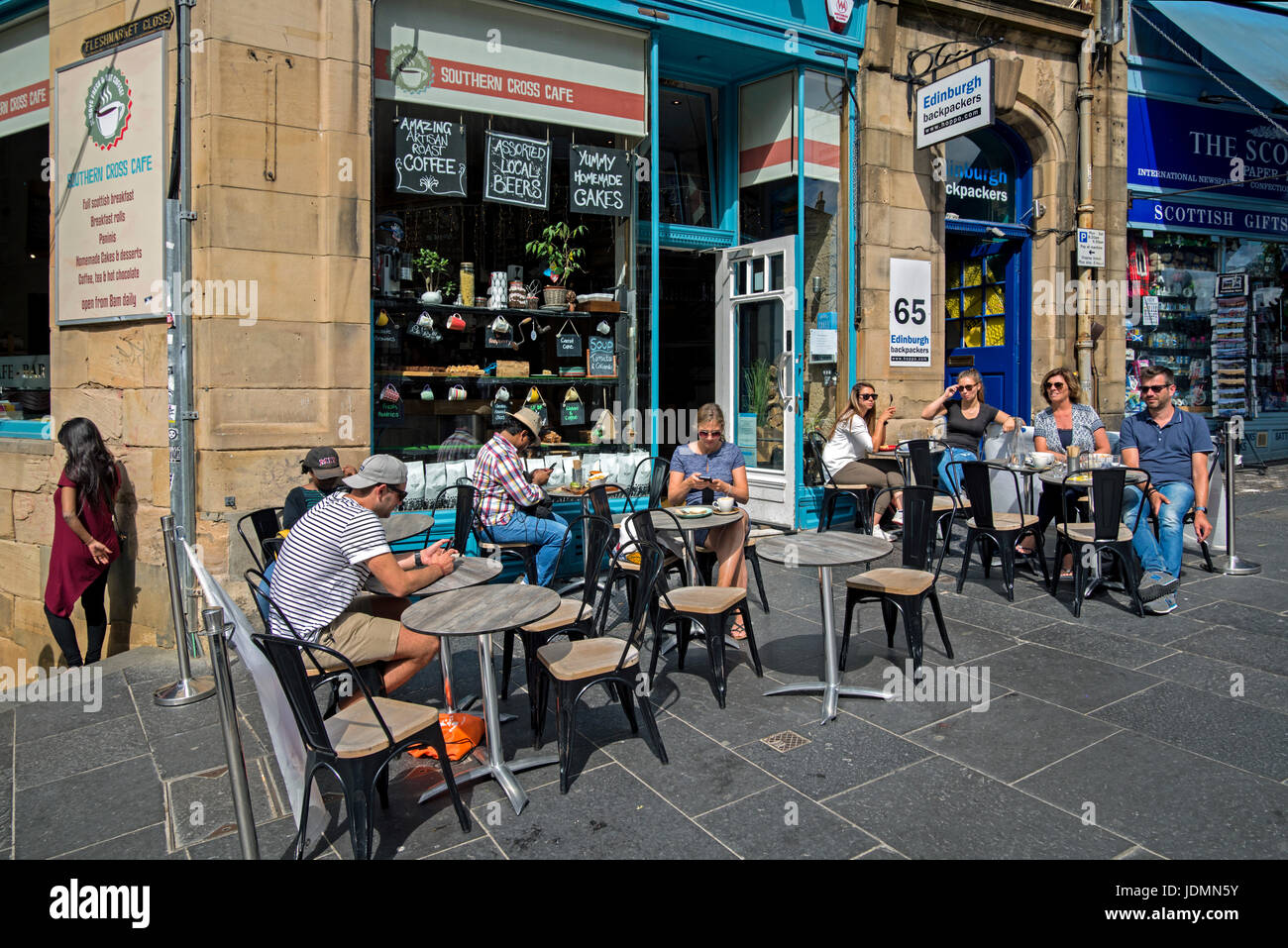 Kunden außerhalb des Cafés Southern Cross in Cockburn Street, Edinburgh, Schottland, Großbritannien. Stockfoto