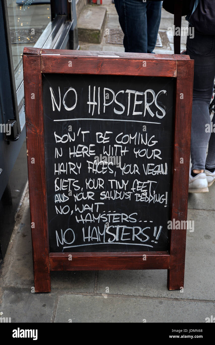 Humorvolle Zeichen vor einem Café am Tollcross in Edinburgh, Schottland, Großbritannien. Stockfoto
