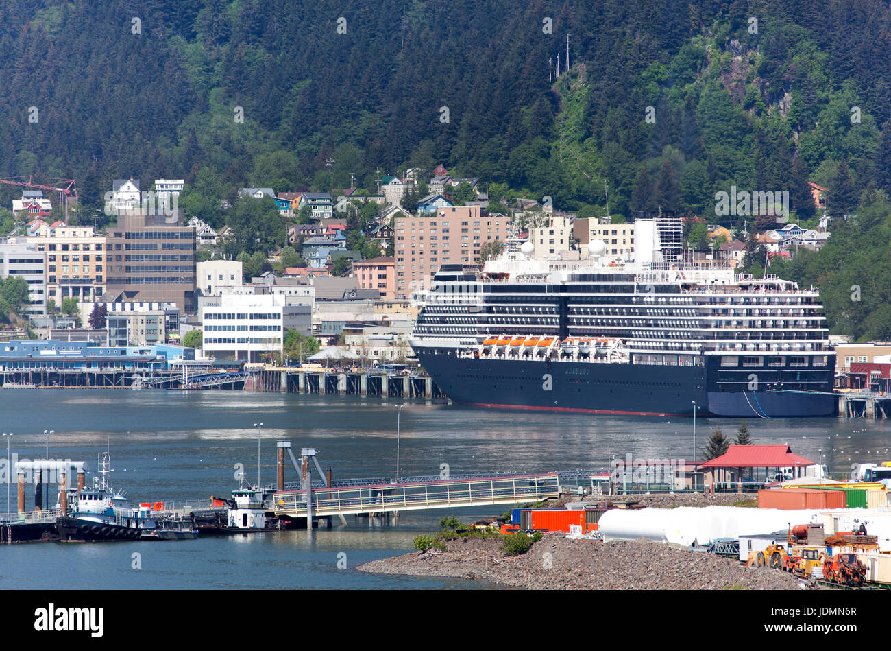 Das Kreuzfahrtschiff vor Anker in der Innenstadt von Juneau (Alaska). Stockfoto