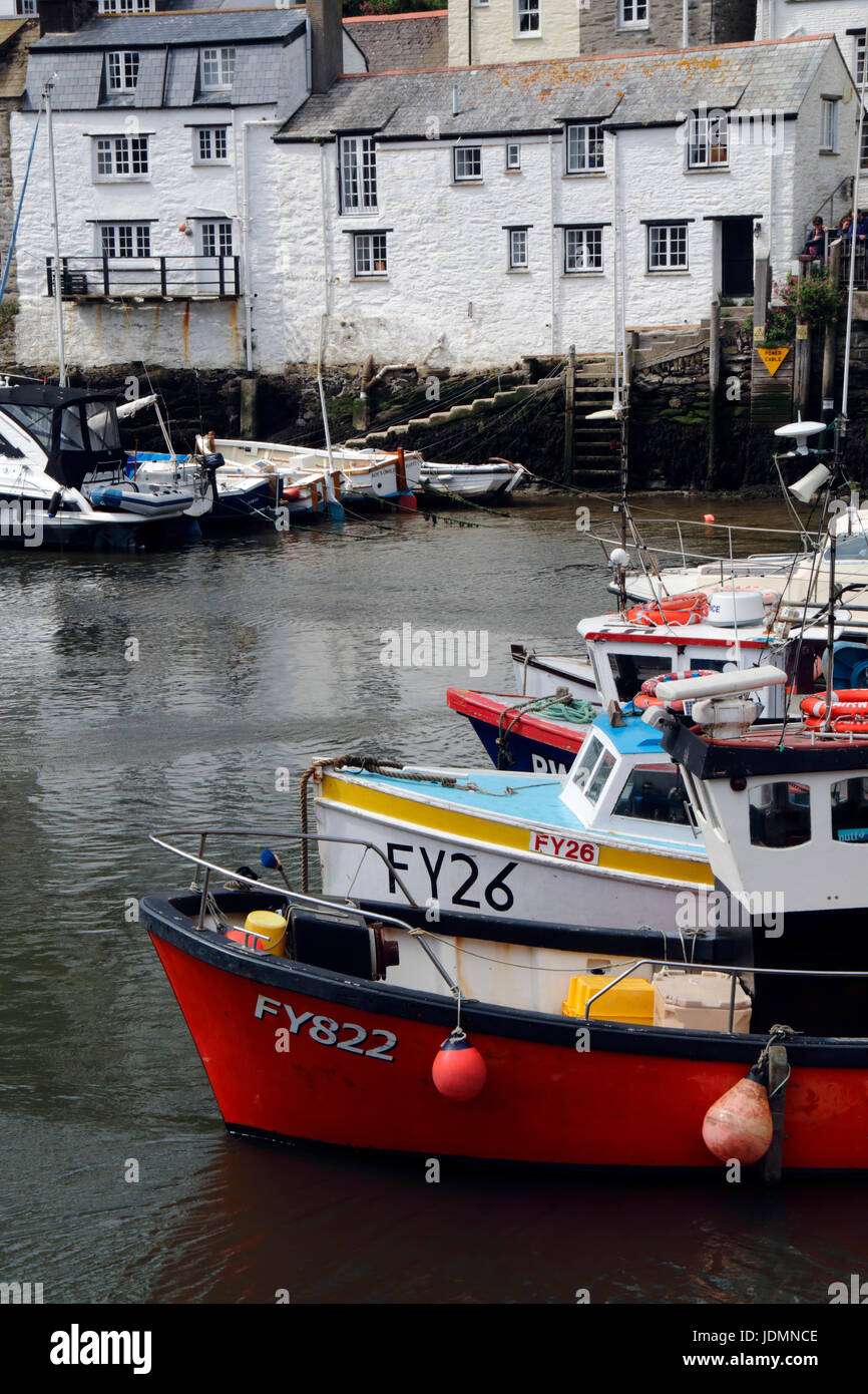 Angelboote/Fischerboote im Hafen von Polperro in Cornwall, England Stockfoto