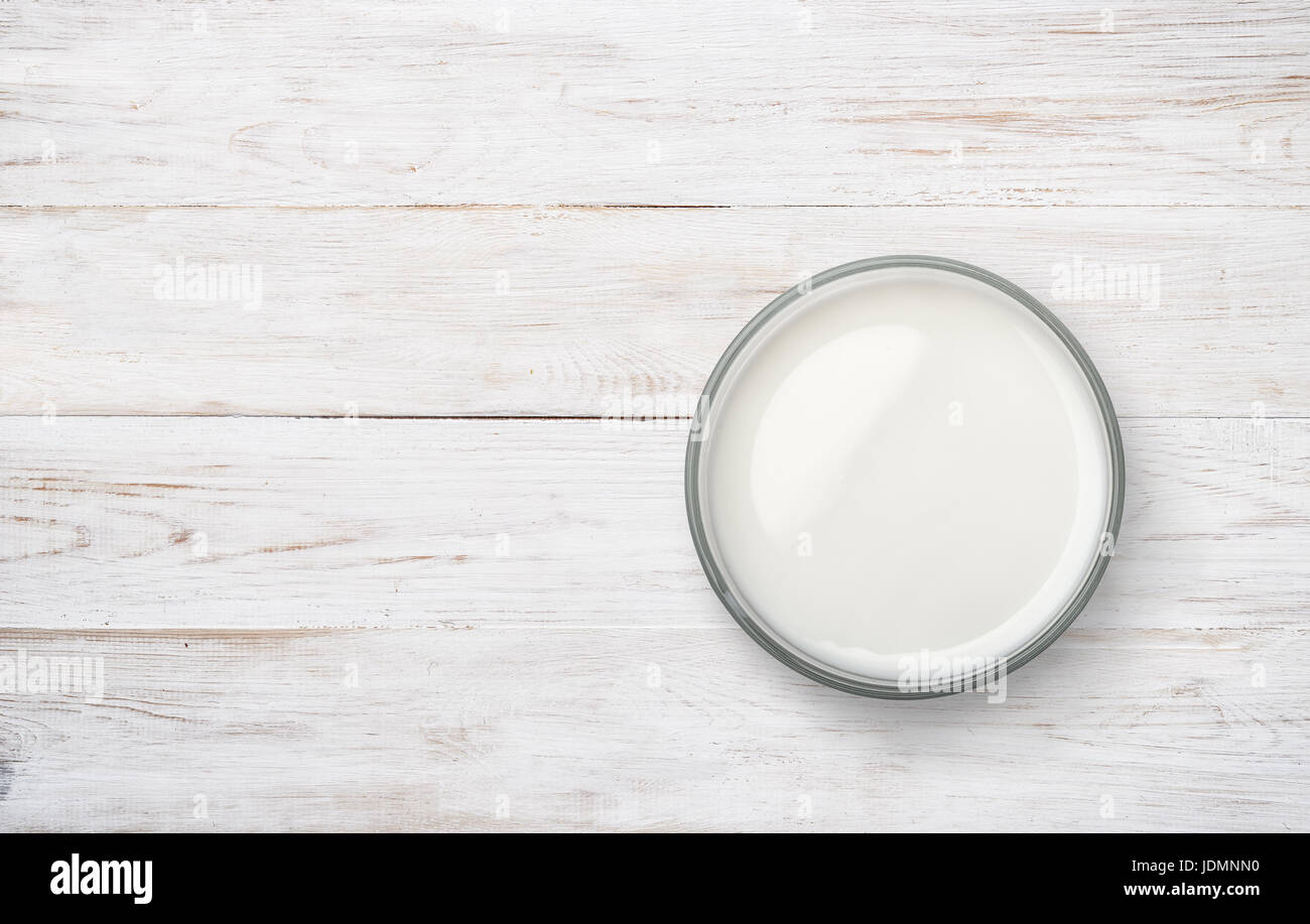 Draufsicht der Milchglas auf weißem Holz Hintergrund Stockfoto