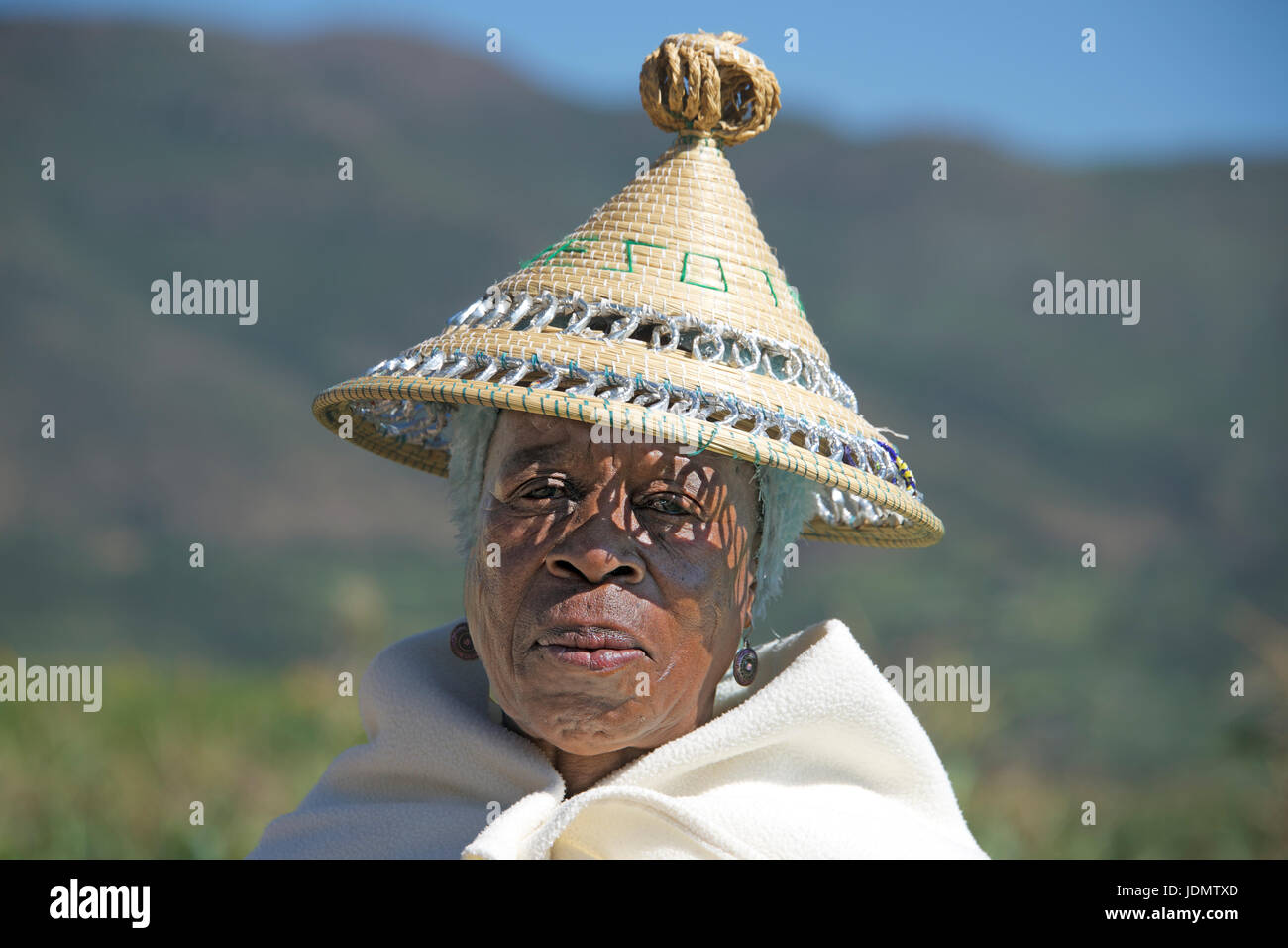 Porträt Frau trägt traditionelle Basotho-Hut Malealea Mafeteng District Lesotho Südliches Afrika Stockfoto