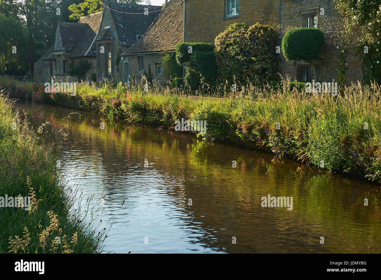 Lower Slaughter und den Fluss Auge in den Cotswolds, Gloucestershire Stockfoto