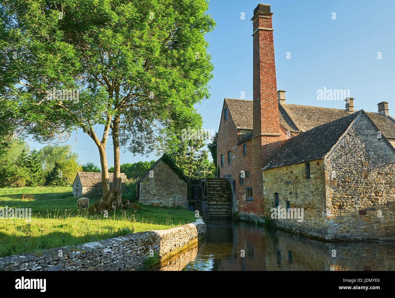 Wassermühle am Fluss Auge in die malerischen Cotswolds Dorf von Lower Slaughter, Gloucestershire. Stockfoto
