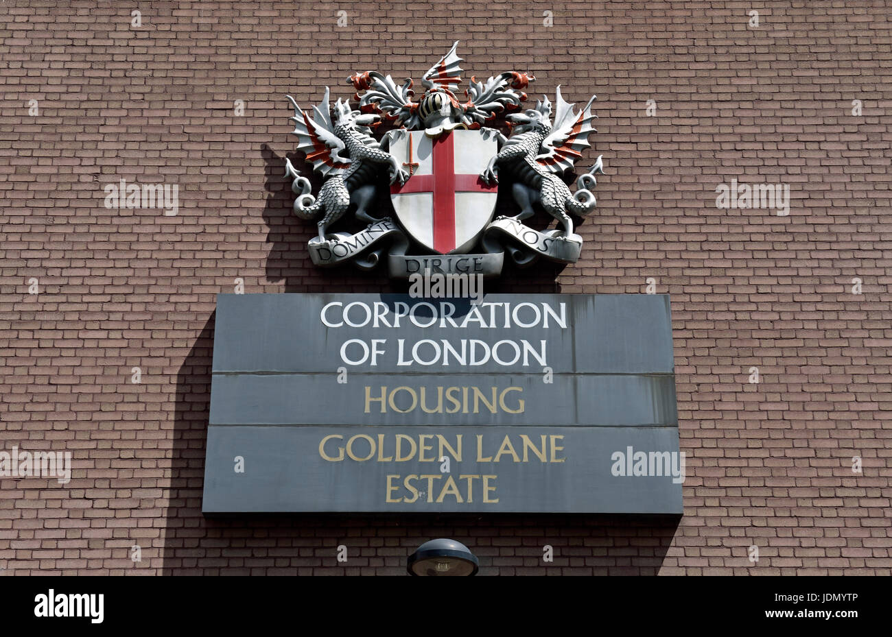 Corporation of London Zeichen, Gehäuse Golden Lane Estate, City of London, England-Großbritannien-UK Stockfoto