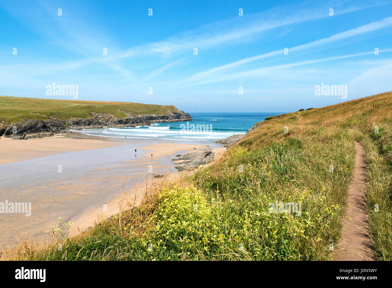 Strand und Bucht bei Porth Witz, Pentire in Cornwall, England, Großbritannien, uk. Stockfoto
