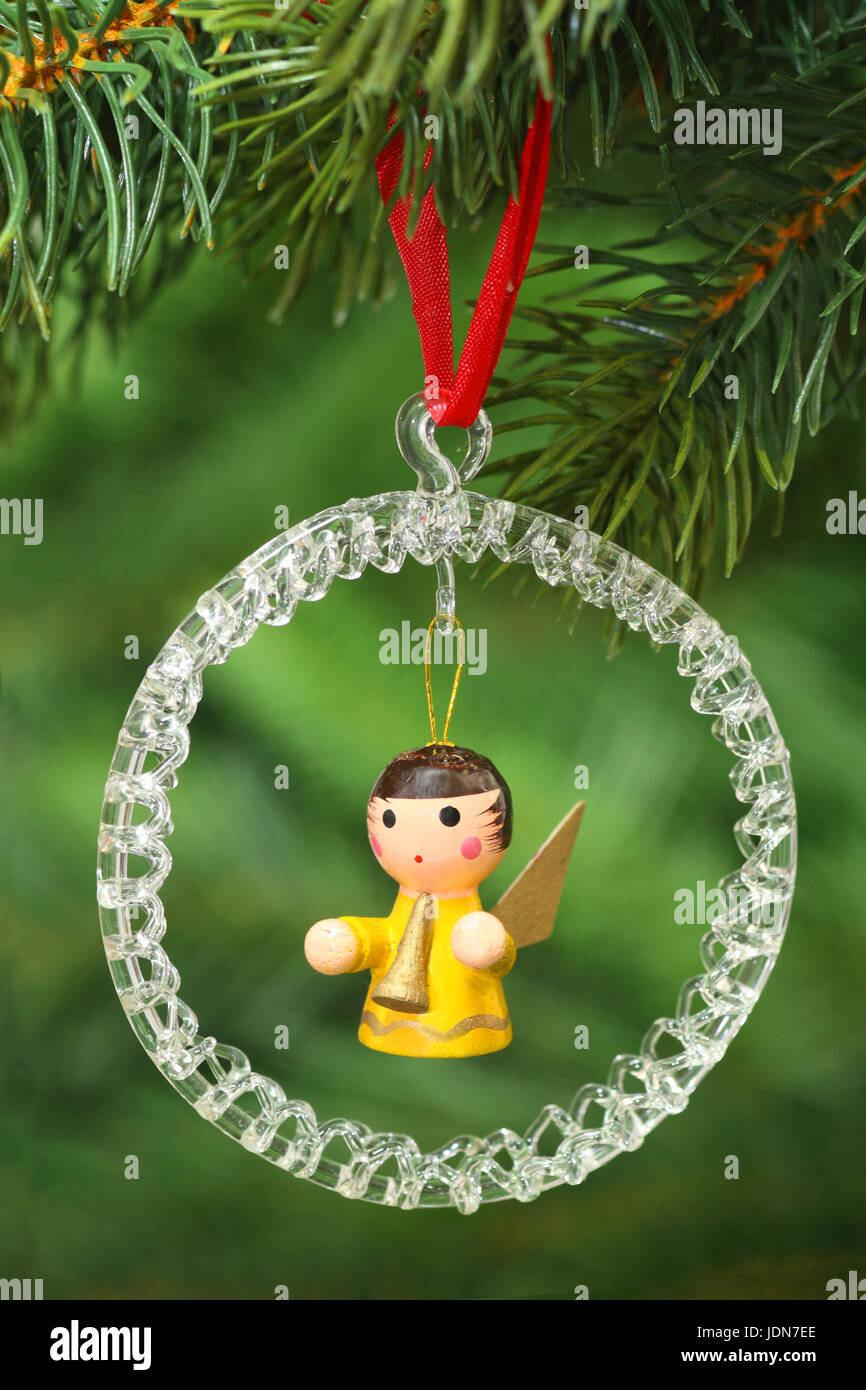 Dekorativer Weihnachtsschmuck ein Einem Tannenzweig Auf Gruenem Hintergrund Stockfoto