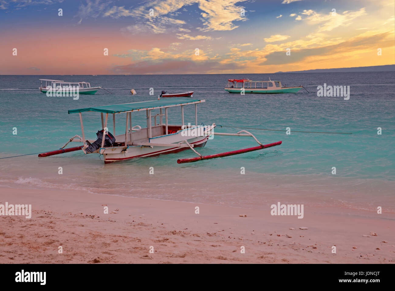 Traditionelles Boot am Strand von Gili Meno Insel, Indonesien bei Sonnenuntergang Stockfoto