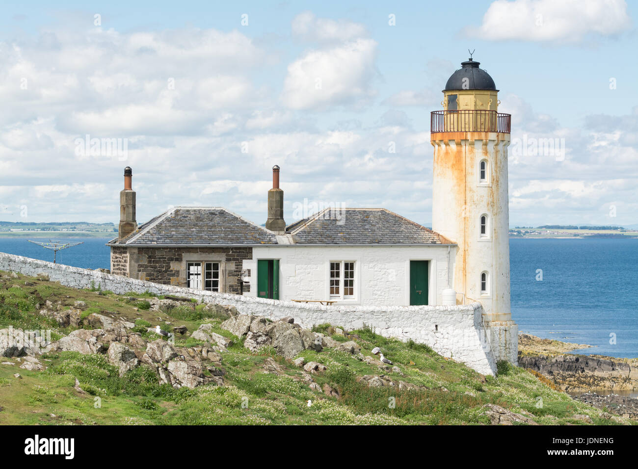 Insel des Mai, Anstruther, Schottland - stillgelegten "low-Light" Leuchtturm, jetzt verwendet als Observatorium und Feld Vogelstation Stockfoto