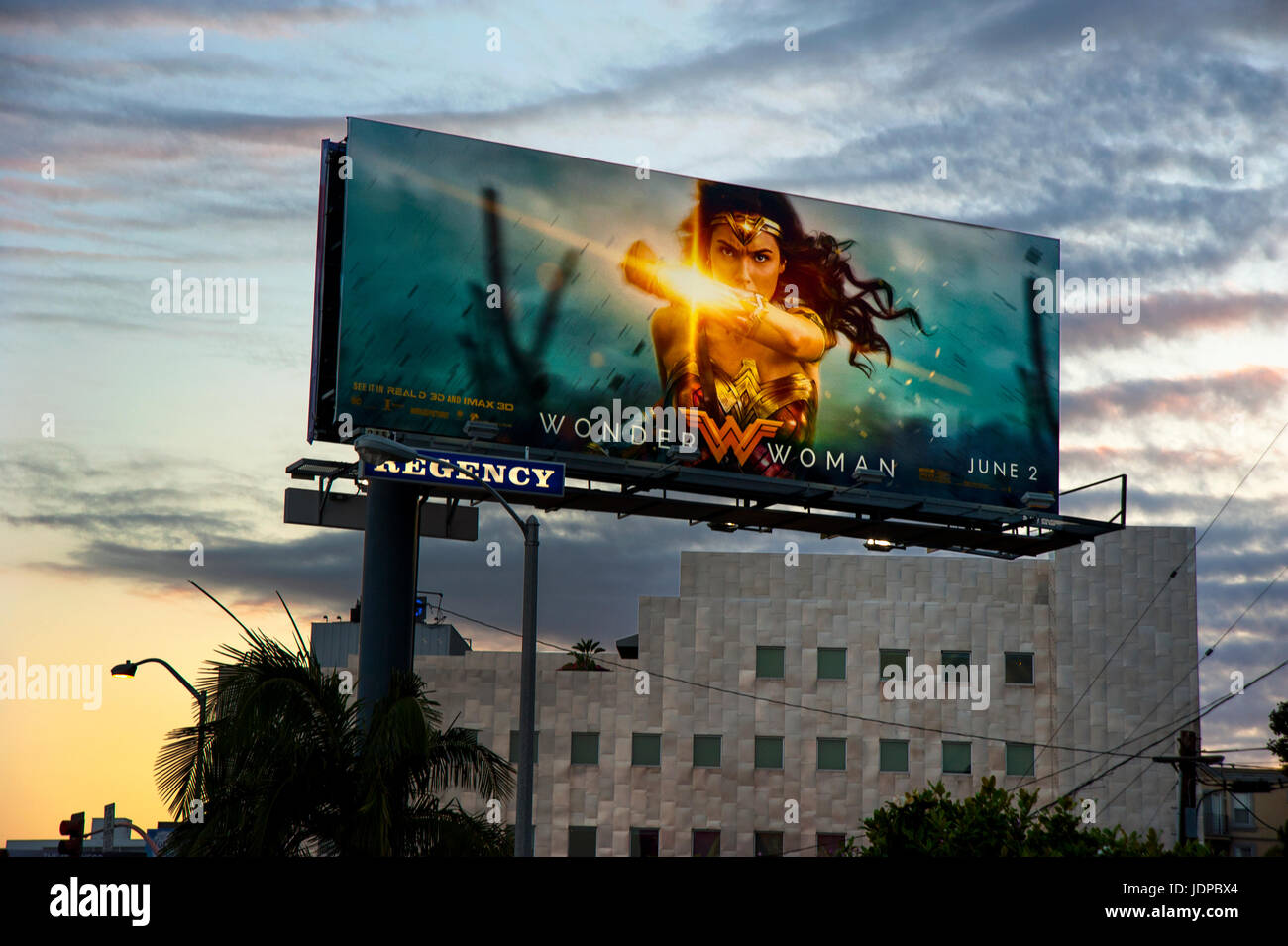 Frage mich, Frau Film Plakatwand am Sunset Strip in Los Angeles, CA Stockfoto