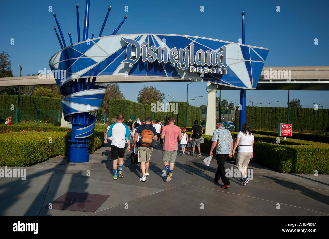 Gäste am Eingang des Disneyland Resort in Anaheim, Kalifornien Stockfoto